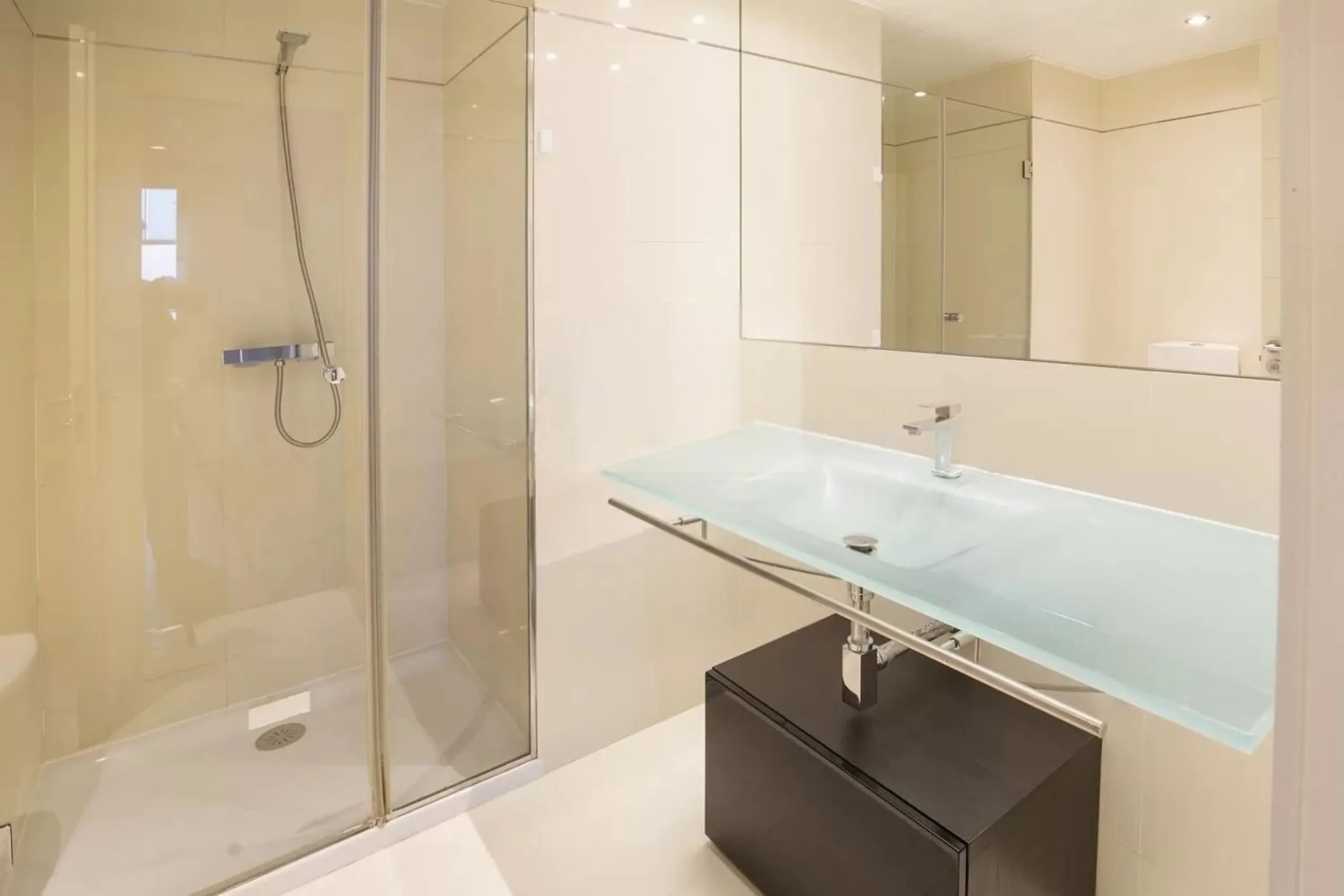 Exclusive seafront apartment with panoramic terrace in Barcelona
