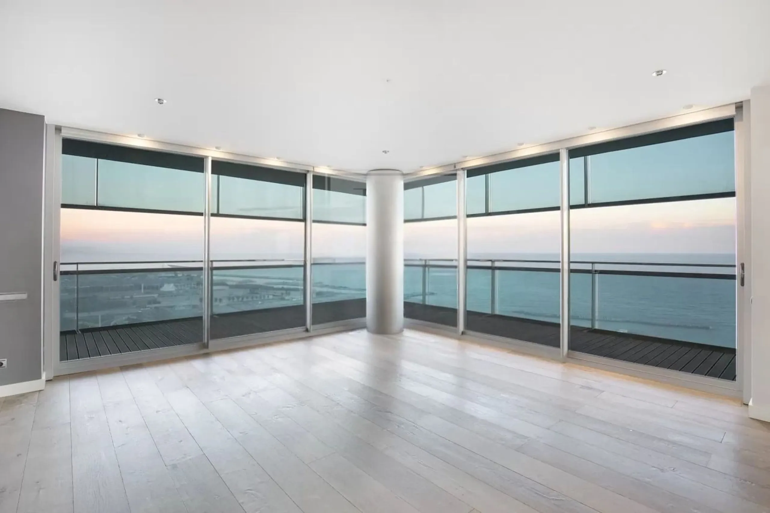 Exclusive seafront apartment with panoramic terrace in Barcelona