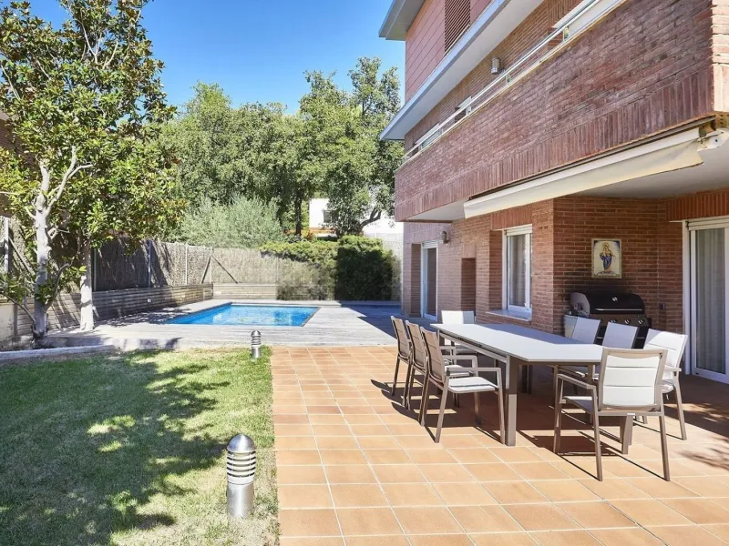 Exclusiva casa con jardín y piscina en Can Trabal, junto al Golf de Sant Cugat