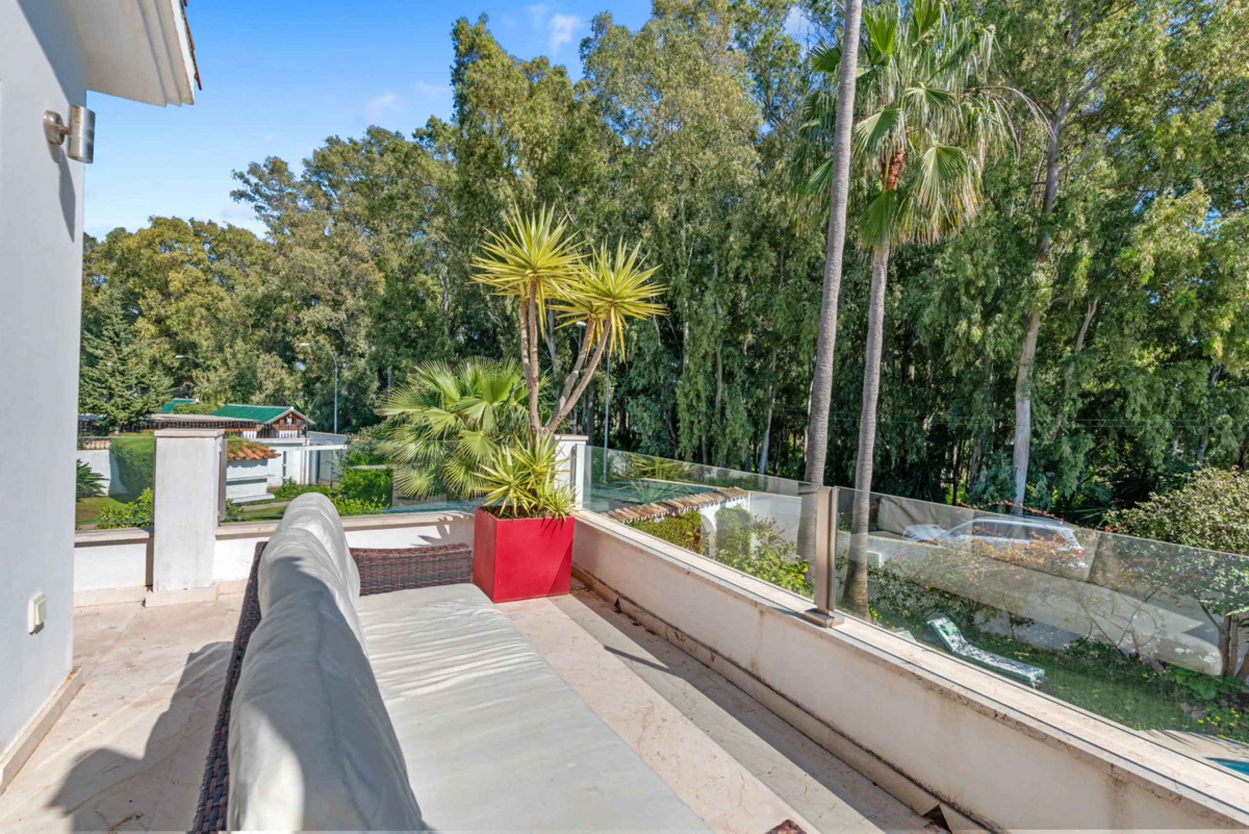 Detached beachside home in San Pedro, set opposite the woodland area and Roman ruins, and within easy walking distance of amenities, the beach, restaurants and the town centre.