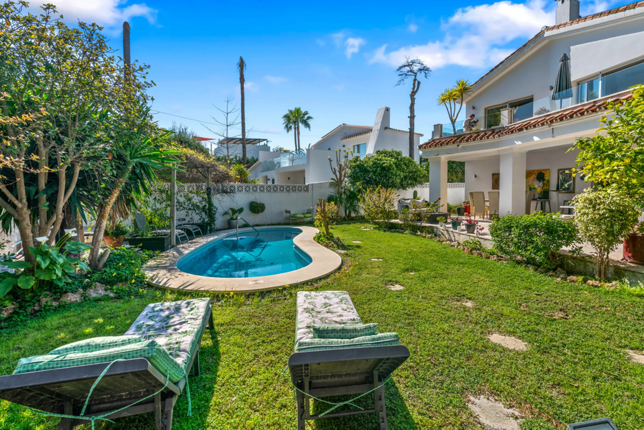 Detached beachside home in San Pedro, set opposite the woodland area and Roman ruins, and within easy walking distance of amenities, the beach, restaurants and the town centre.