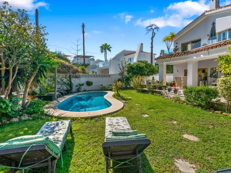 Detached beachside home in San Pedro, set opposite the woodland area and Roman ruins, and within easy walking distance of amenities, the beach, restaurants and the town centre.