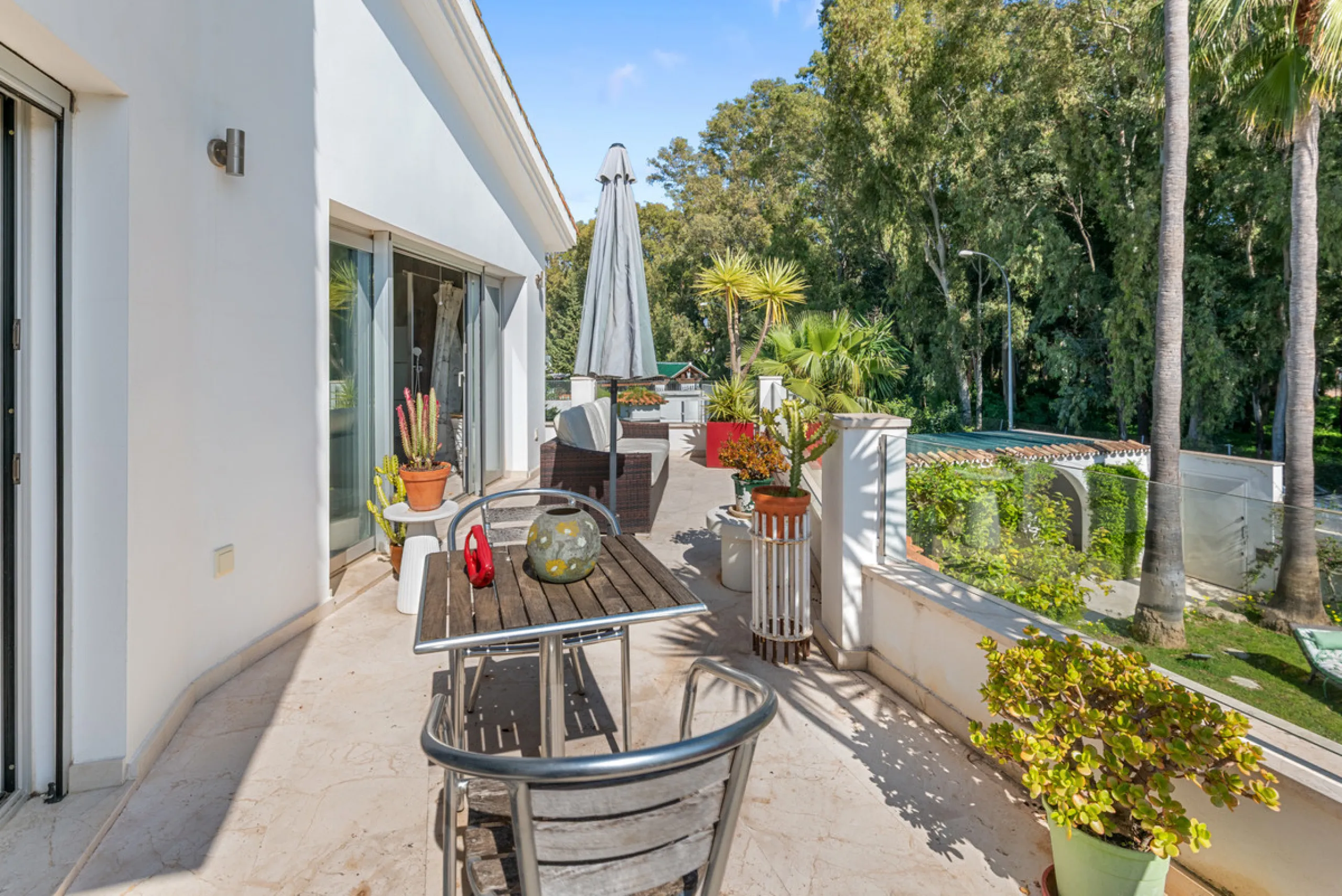 Detached beachside home in San Pedro, set opposite the woodland area and Roman ruins, and within easy walking distance of amenities, the beach, restaurants and the town centre.