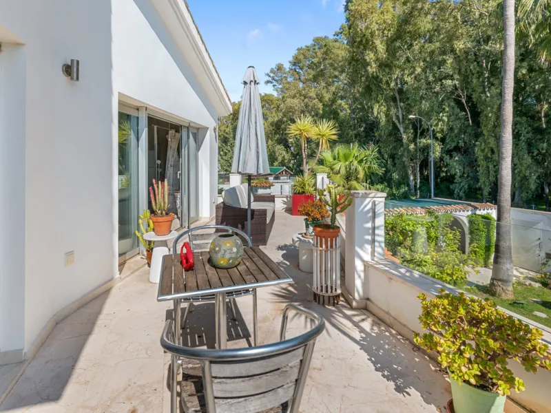 Detached beachside home in San Pedro, set opposite the woodland area and Roman ruins, and within easy walking distance of amenities, the beach, restaurants and the town centre.