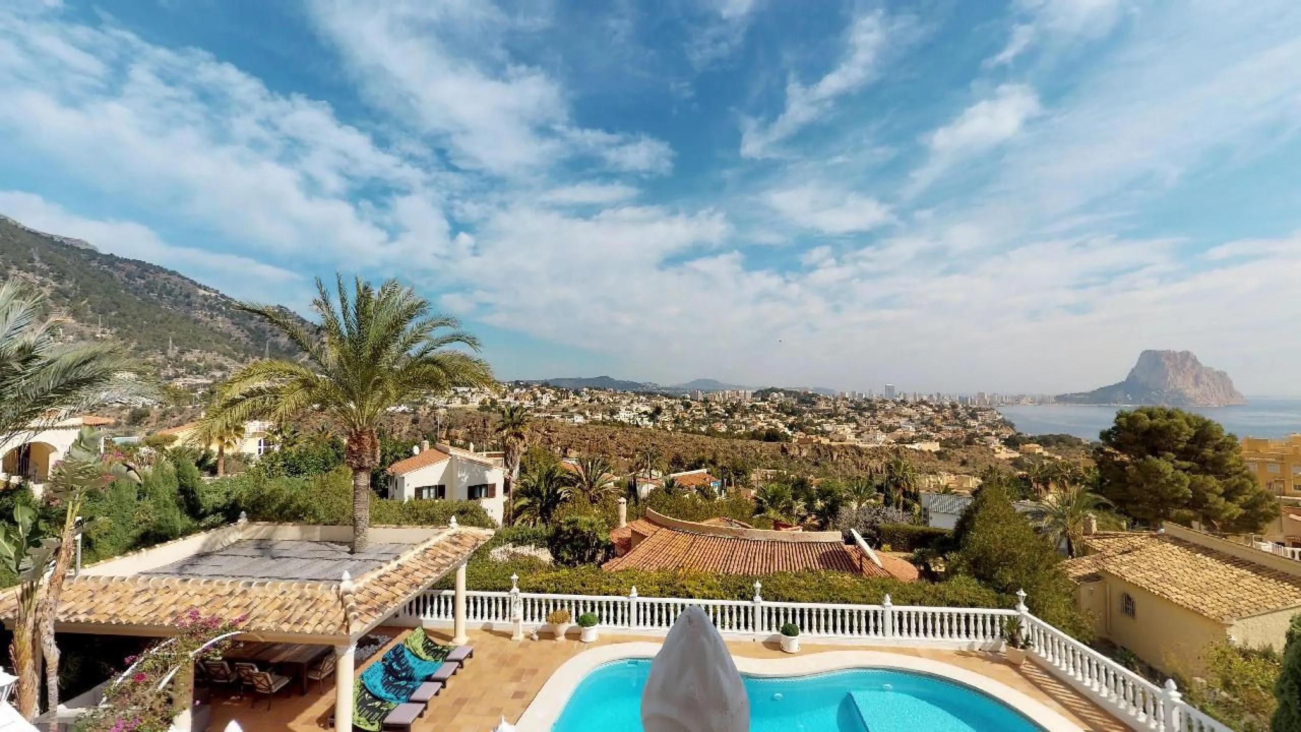EXCLUSIVA VILLA EN VENTA EN CALPE CON MARAVILLOSAS VISTAS AL MAR