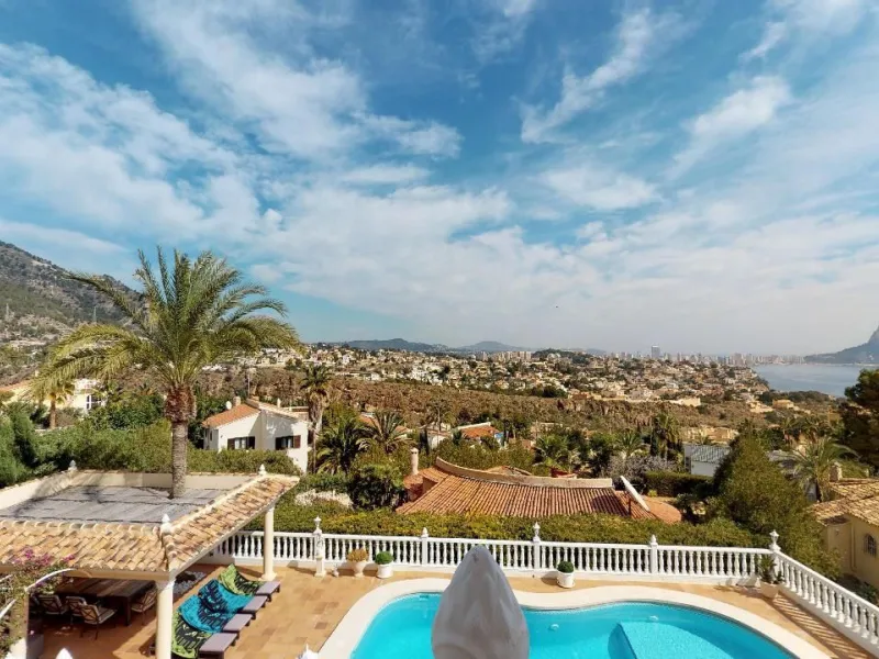 EXCLUSIVA VILLA EN VENTA EN CALPE CON MARAVILLOSAS VISTAS AL MAR