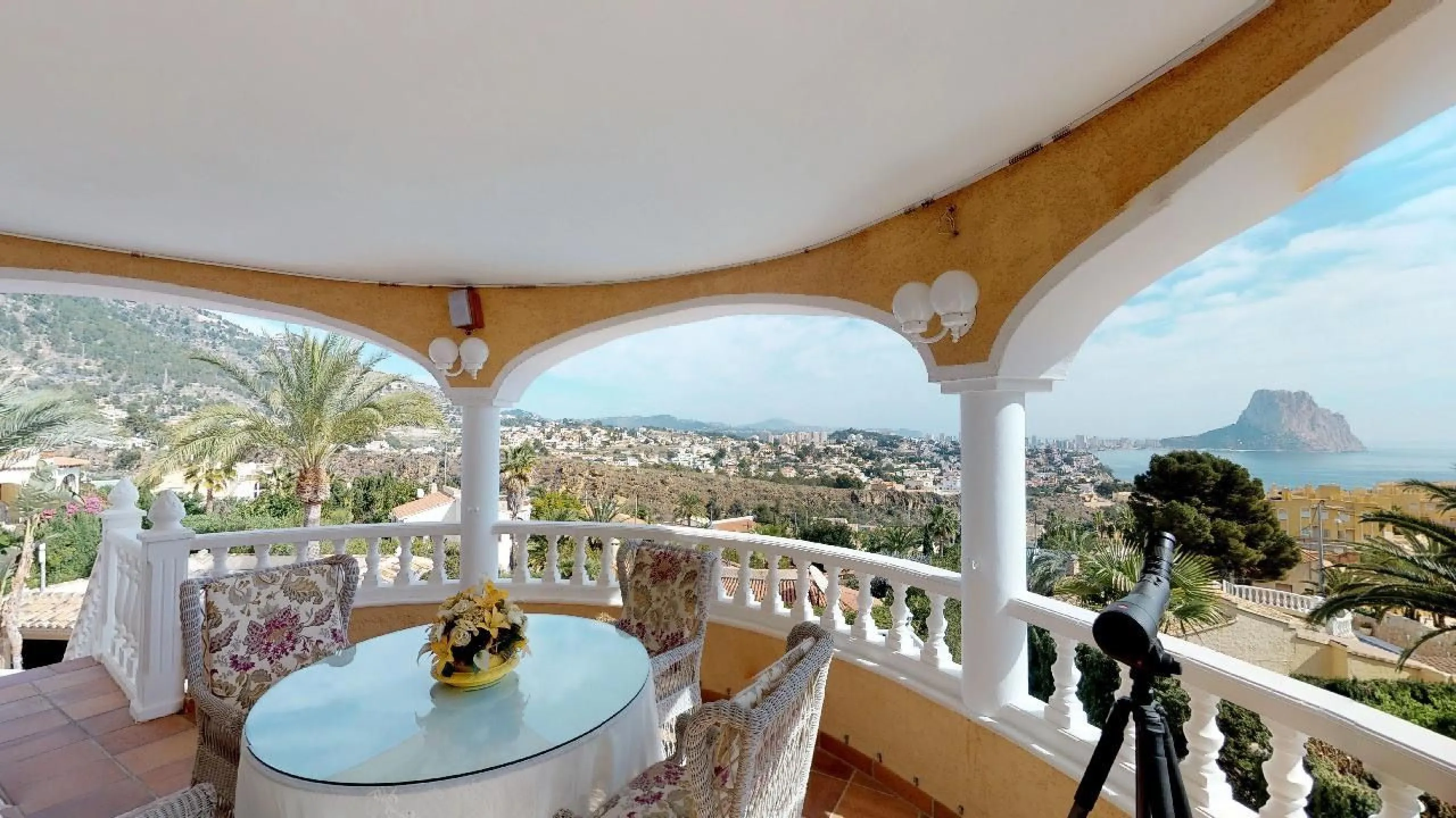 EXCLUSIVA VILLA EN VENTA EN CALPE CON MARAVILLOSAS VISTAS AL MAR