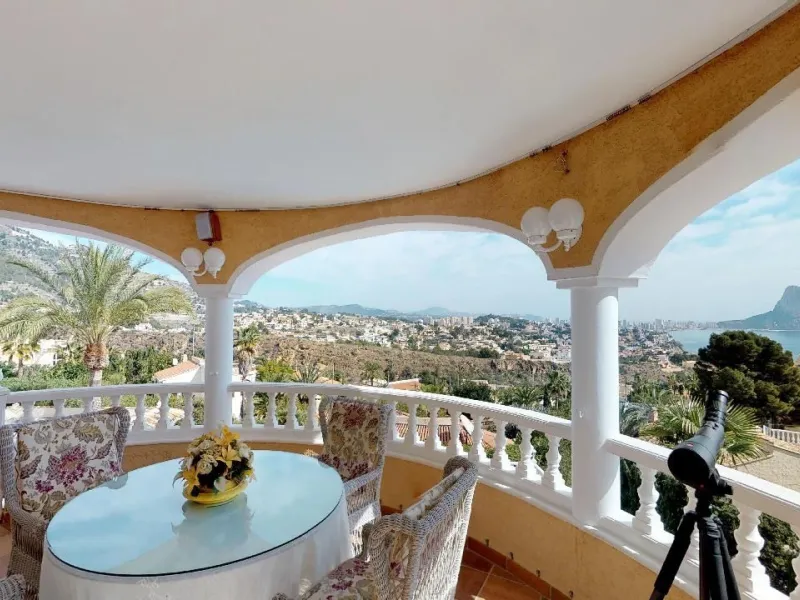 EXCLUSIVA VILLA EN VENTA EN CALPE CON MARAVILLOSAS VISTAS AL MAR