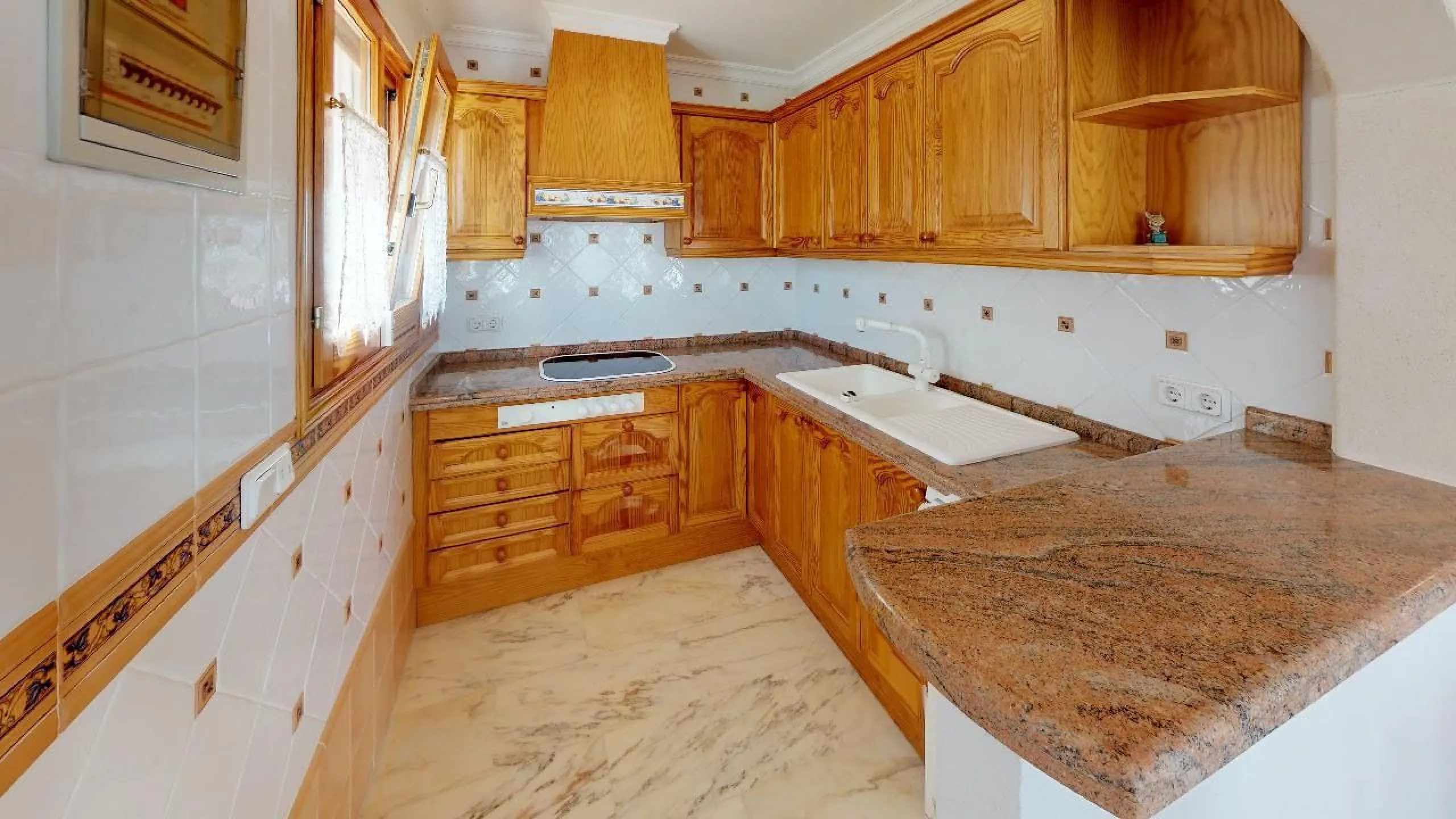 EXCLUSIVA VILLA EN VENTA EN CALPE CON MARAVILLOSAS VISTAS AL MAR