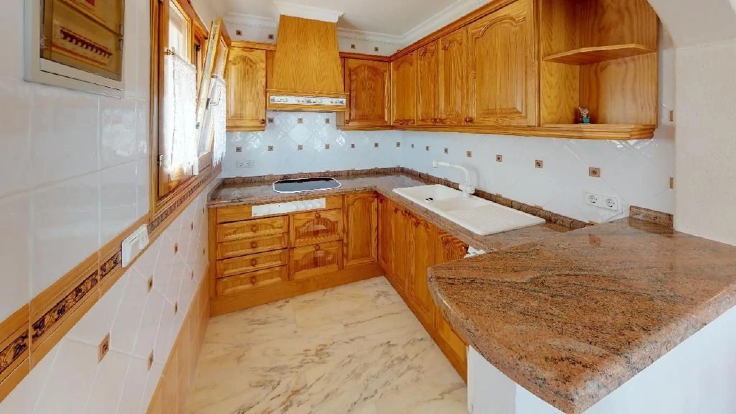 EXCLUSIVA VILLA EN VENTA EN CALPE CON MARAVILLOSAS VISTAS AL MAR