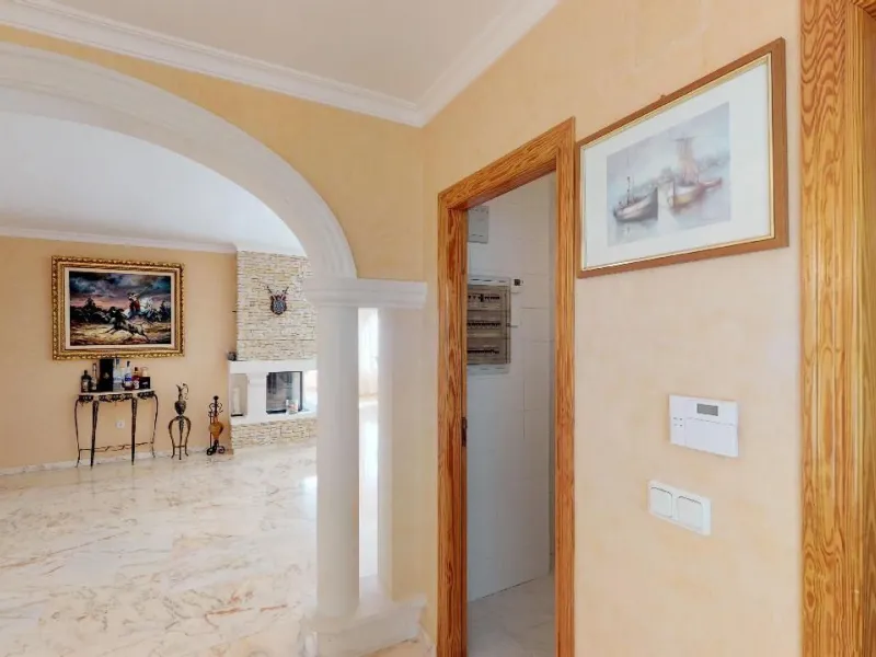 EXCLUSIVA VILLA EN VENTA EN CALPE CON MARAVILLOSAS VISTAS AL MAR