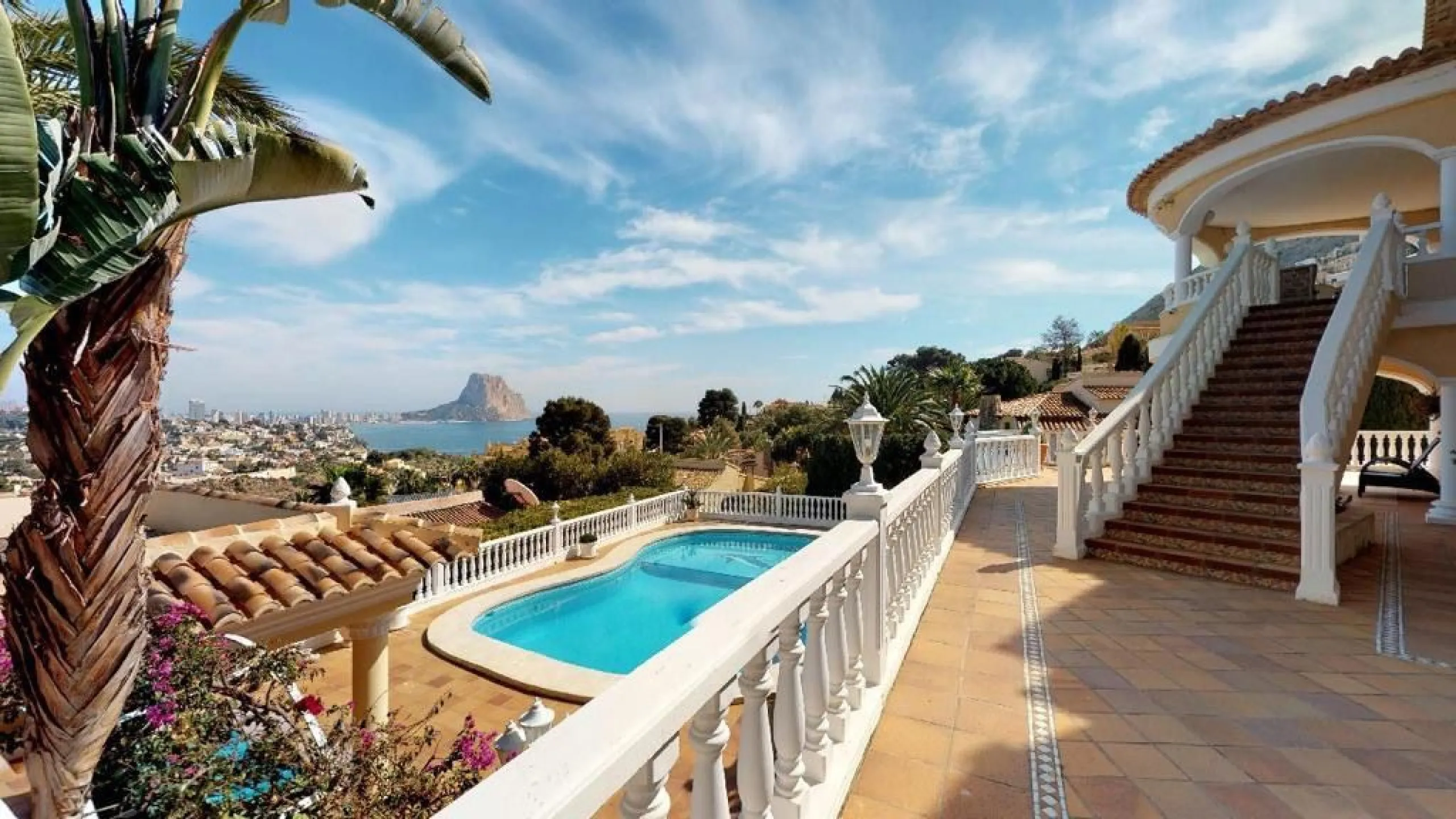 EXCLUSIVA VILLA EN VENTA EN CALPE CON MARAVILLOSAS VISTAS AL MAR