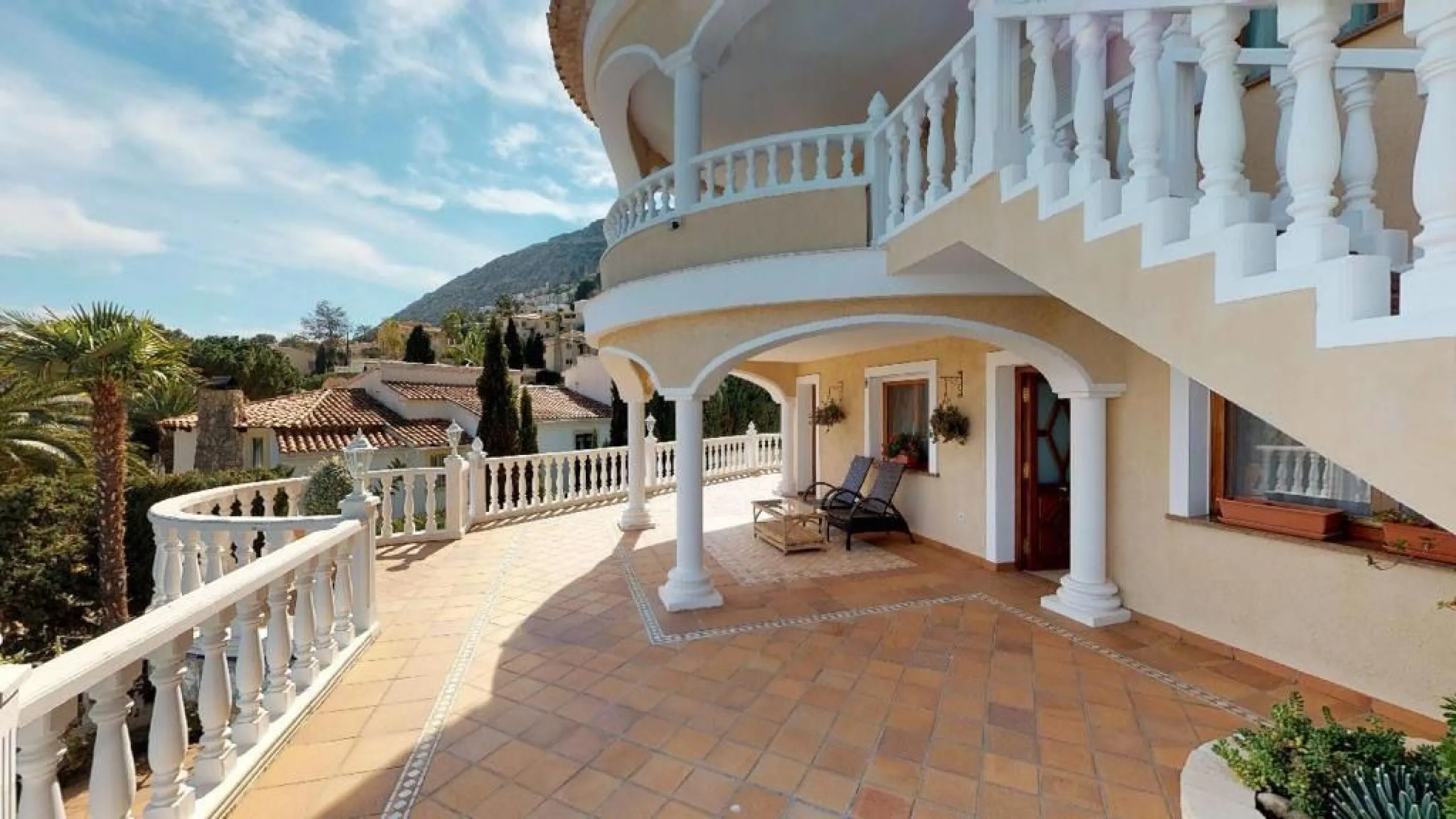EXCLUSIVA VILLA EN VENTA EN CALPE CON MARAVILLOSAS VISTAS AL MAR
