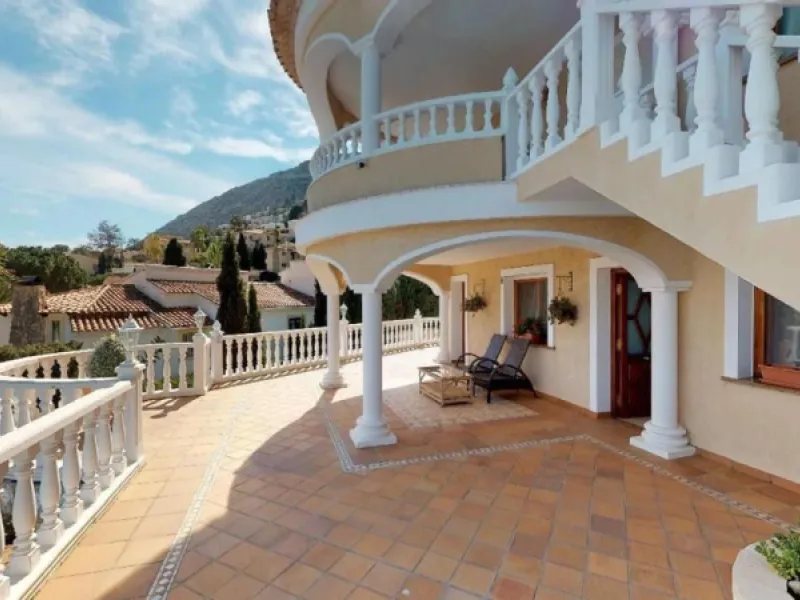 EXCLUSIVA VILLA EN VENTA EN CALPE CON MARAVILLOSAS VISTAS AL MAR