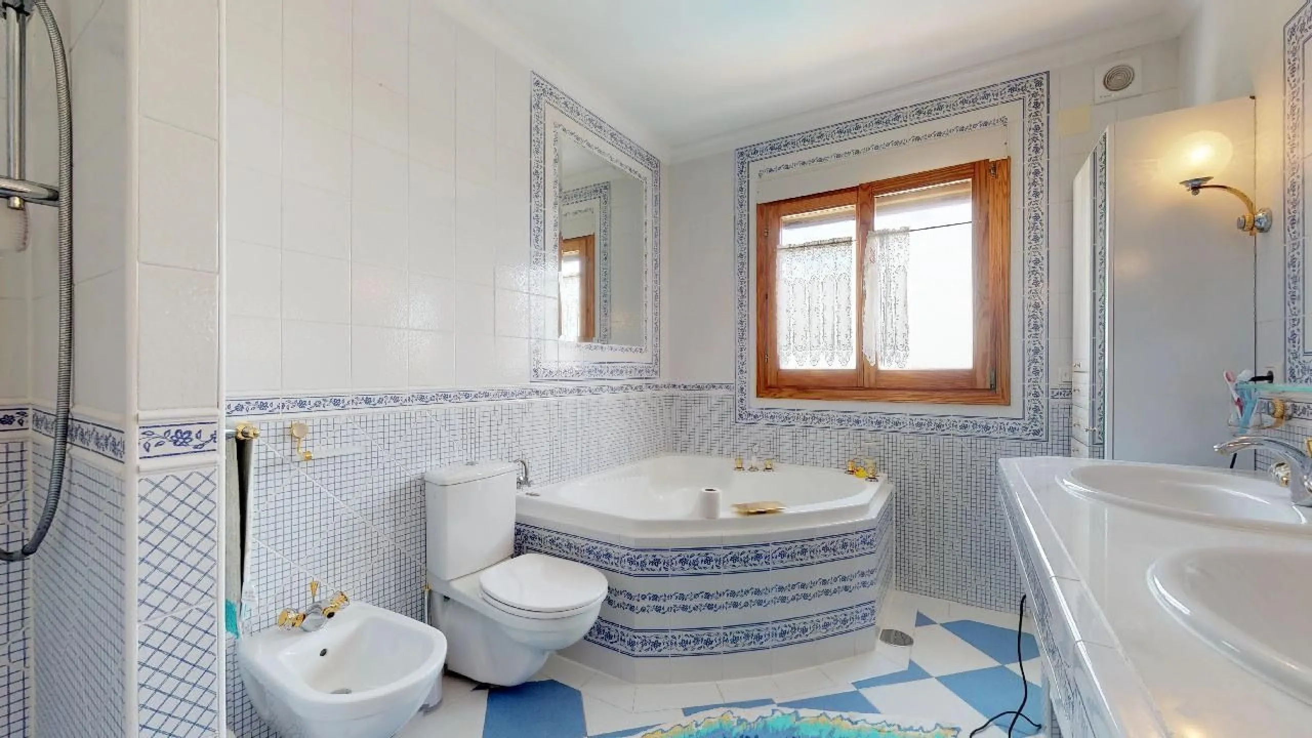 EXCLUSIVA VILLA EN VENTA EN CALPE CON MARAVILLOSAS VISTAS AL MAR