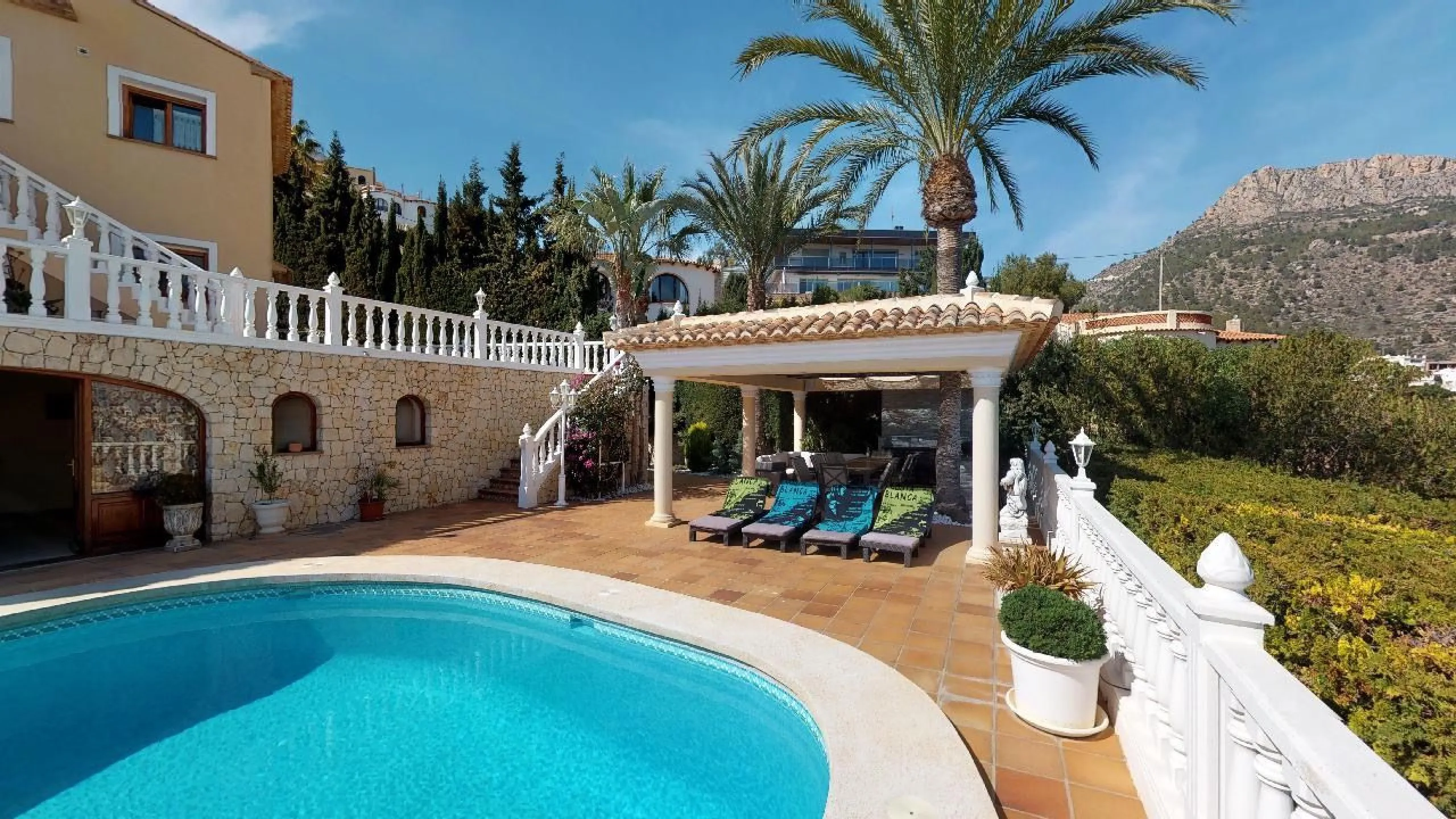 EXCLUSIVA VILLA EN VENTA EN CALPE CON MARAVILLOSAS VISTAS AL MAR