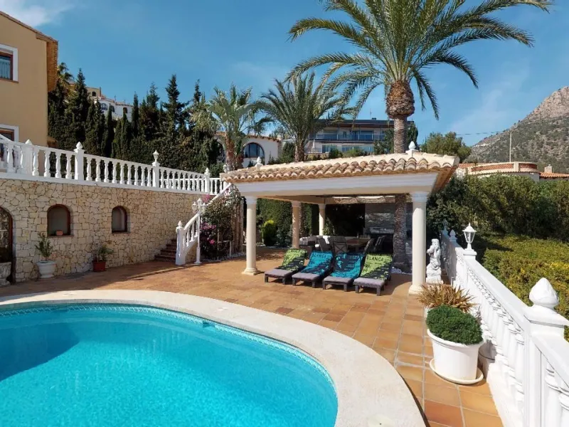 EXCLUSIVA VILLA EN VENTA EN CALPE CON MARAVILLOSAS VISTAS AL MAR