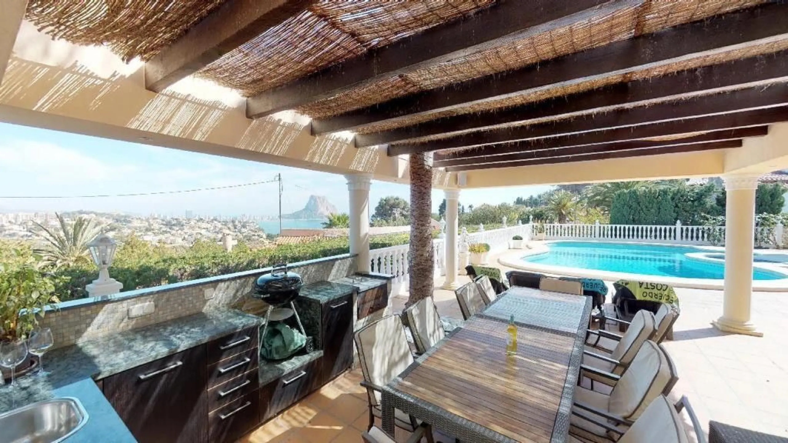 EXCLUSIVA VILLA EN VENTA EN CALPE CON MARAVILLOSAS VISTAS AL MAR