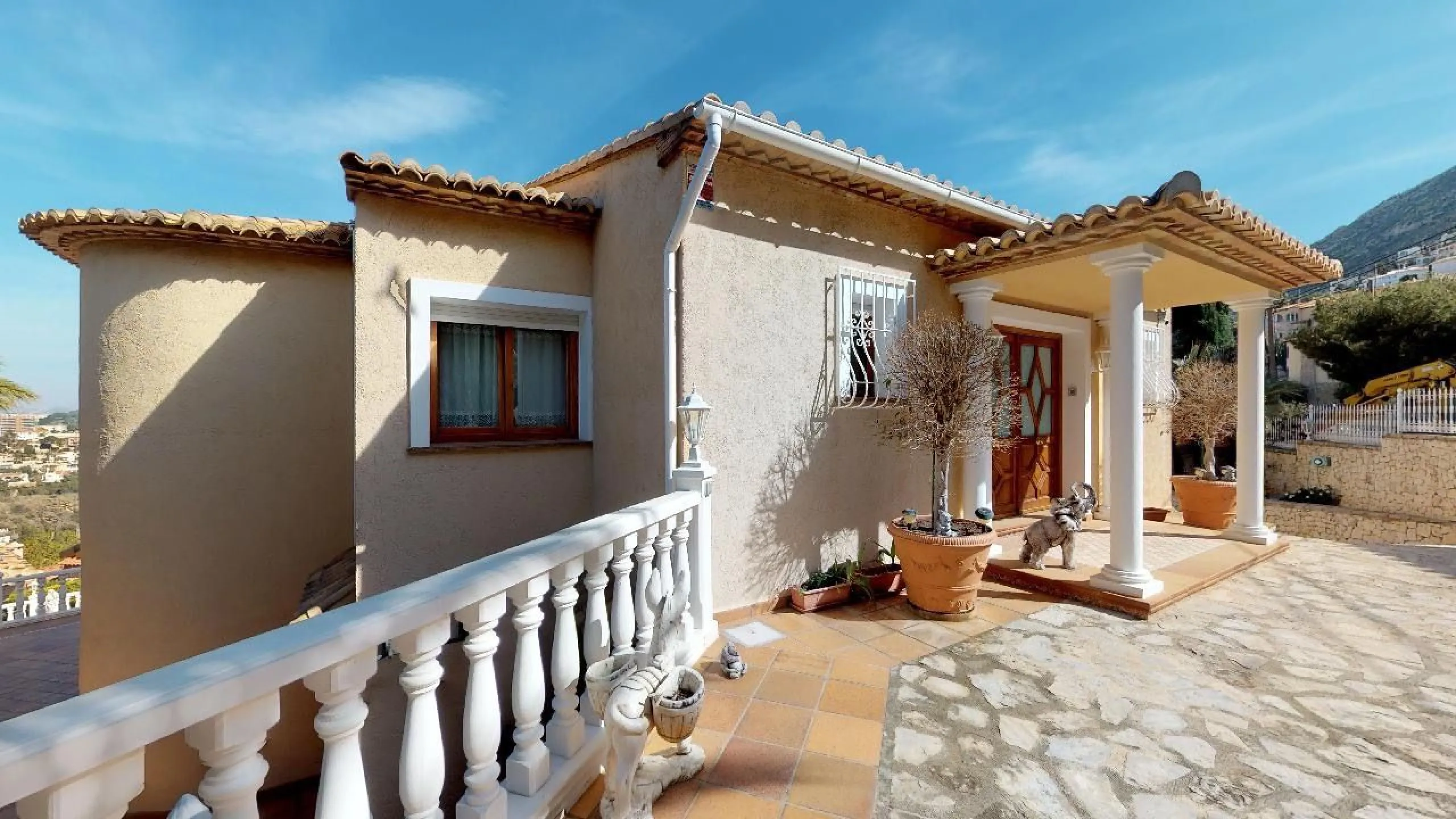 EXCLUSIVA VILLA EN VENTA EN CALPE CON MARAVILLOSAS VISTAS AL MAR