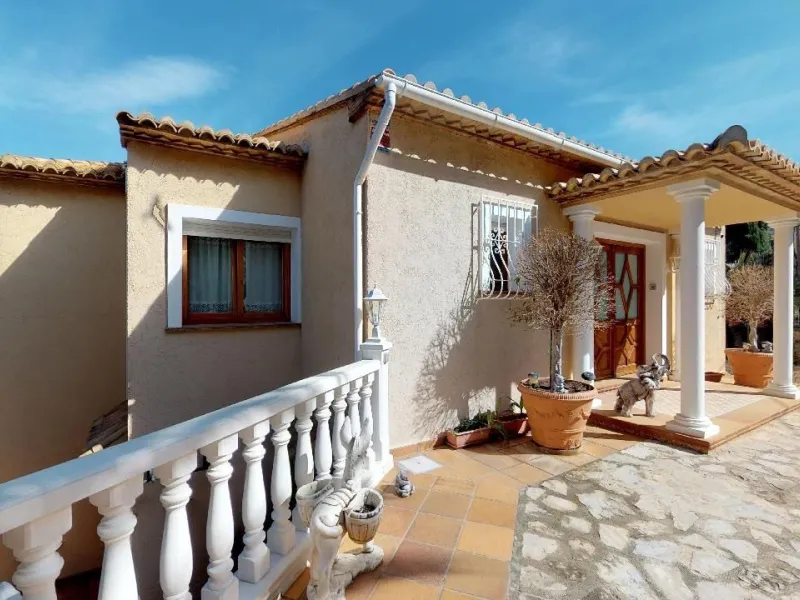 EXCLUSIVA VILLA EN VENTA EN CALPE CON MARAVILLOSAS VISTAS AL MAR