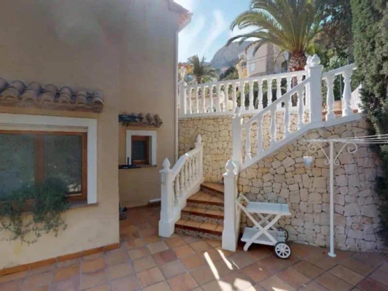 EXCLUSIVA VILLA EN VENTA EN CALPE CON MARAVILLOSAS VISTAS AL MAR