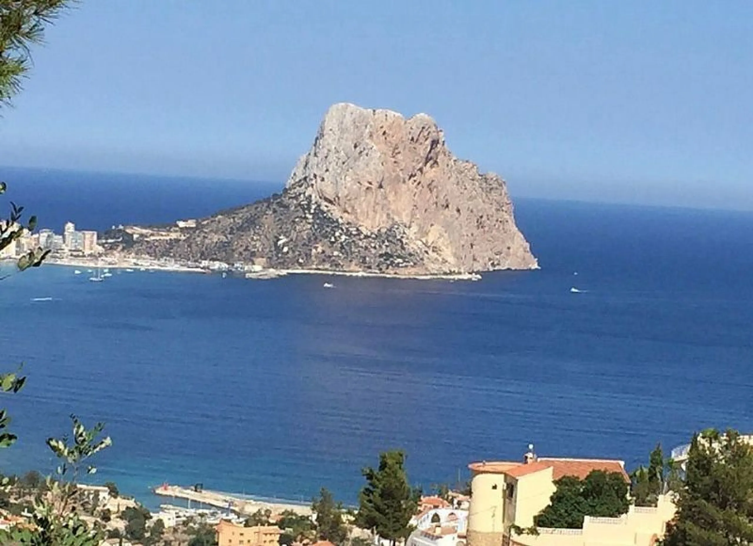 Современная вилла в Кальпе с потрясающим видом на море