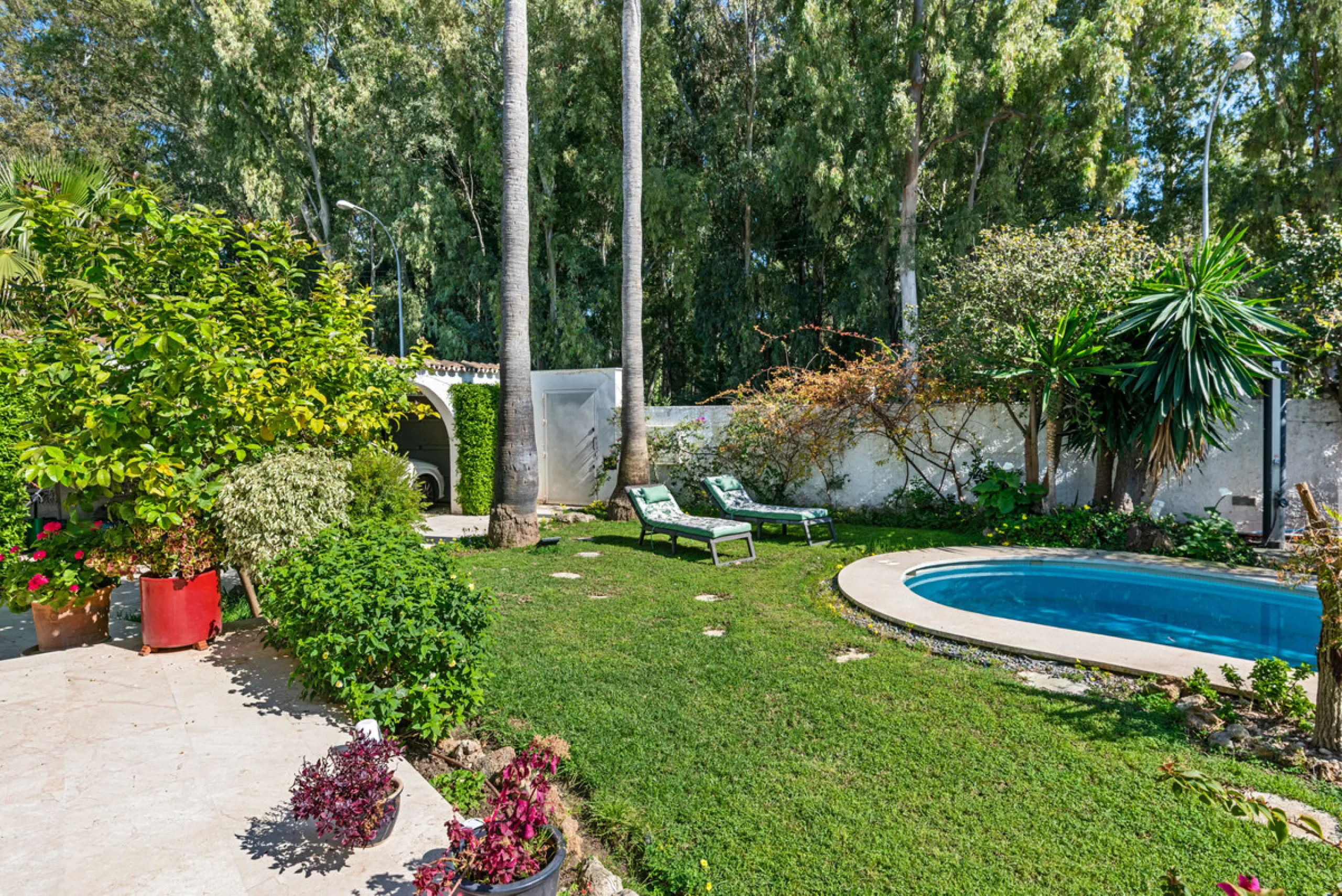 Detached beachside home in San Pedro, set opposite the woodland area and Roman ruins, and within easy walking distance of amenities, the beach, restaurants and the town centre.