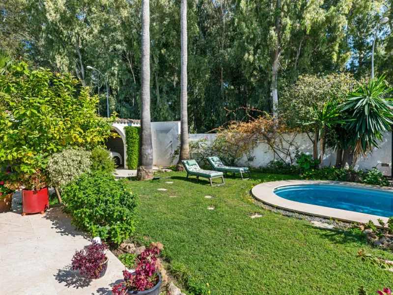Detached beachside home in San Pedro, set opposite the woodland area and Roman ruins, and within easy walking distance of amenities, the beach, restaurants and the town centre.