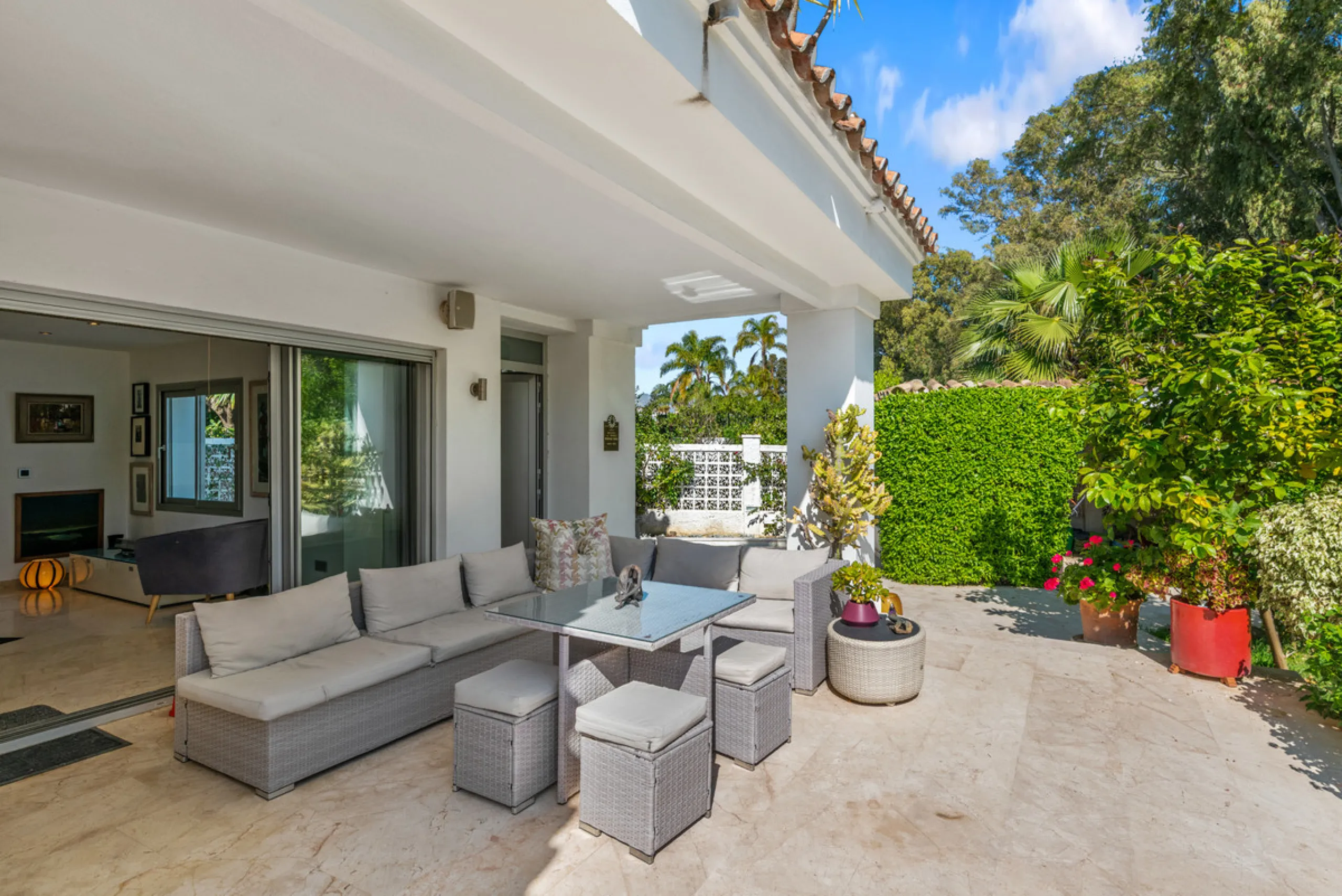 Detached beachside home in San Pedro, set opposite the woodland area and Roman ruins, and within easy walking distance of amenities, the beach, restaurants and the town centre.