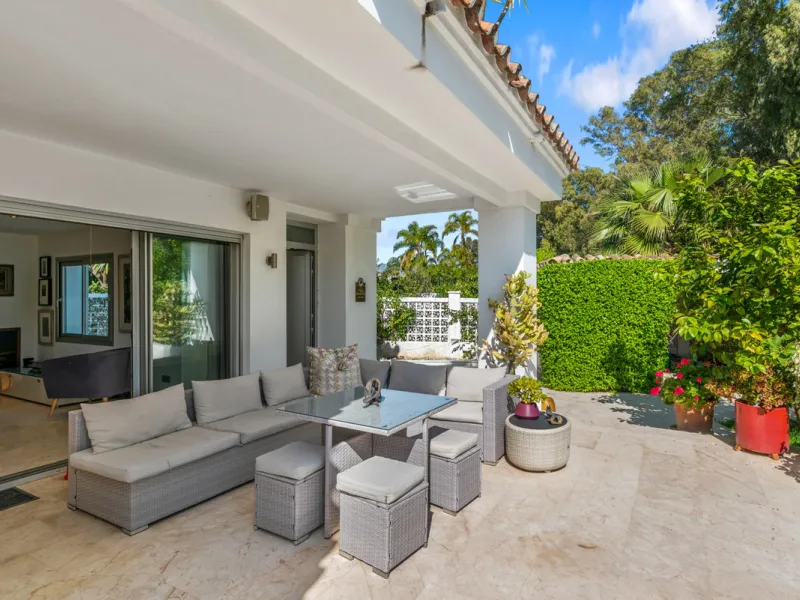 Detached beachside home in San Pedro, set opposite the woodland area and Roman ruins, and within easy walking distance of amenities, the beach, restaurants and the town centre.
