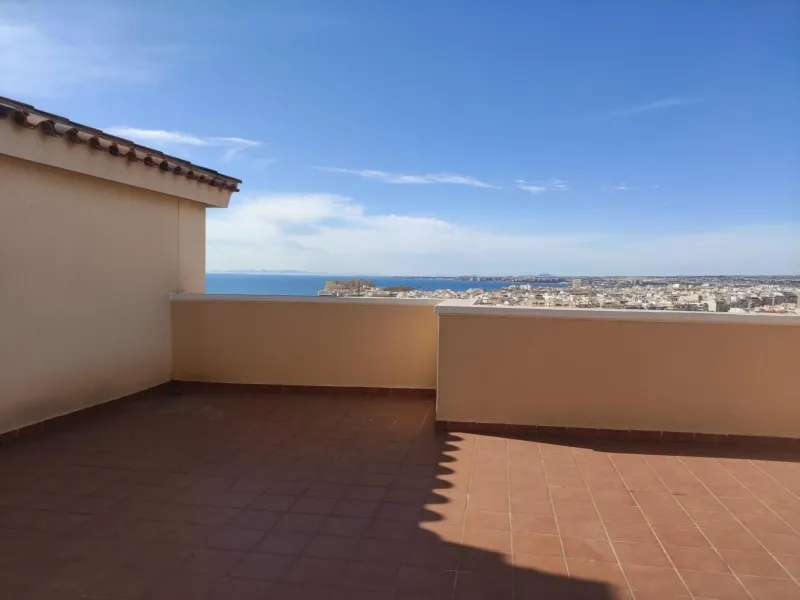 Ático duplex con vistas al mar en Torrevieja.