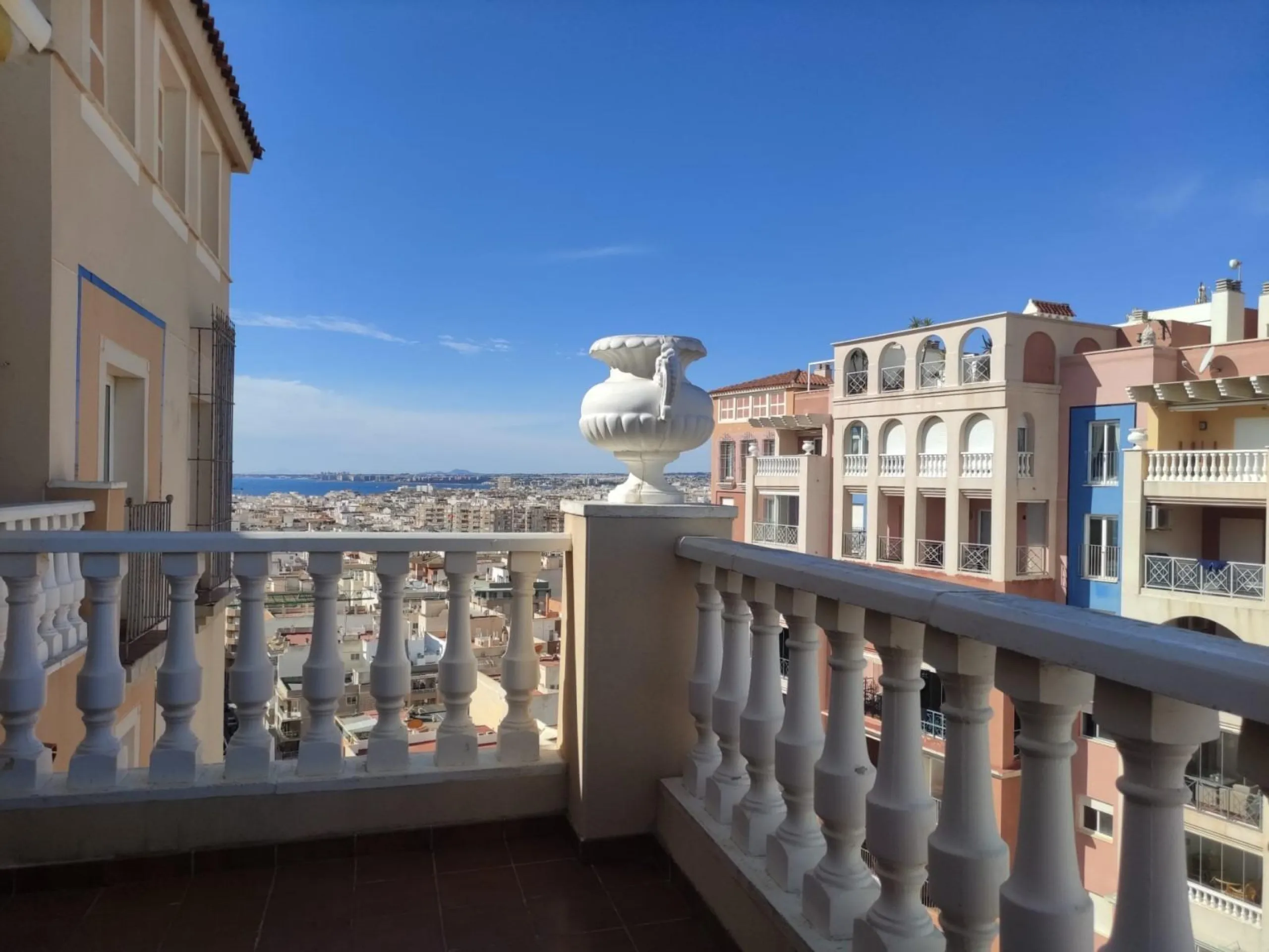 Ático duplex con vistas al mar en Torrevieja.