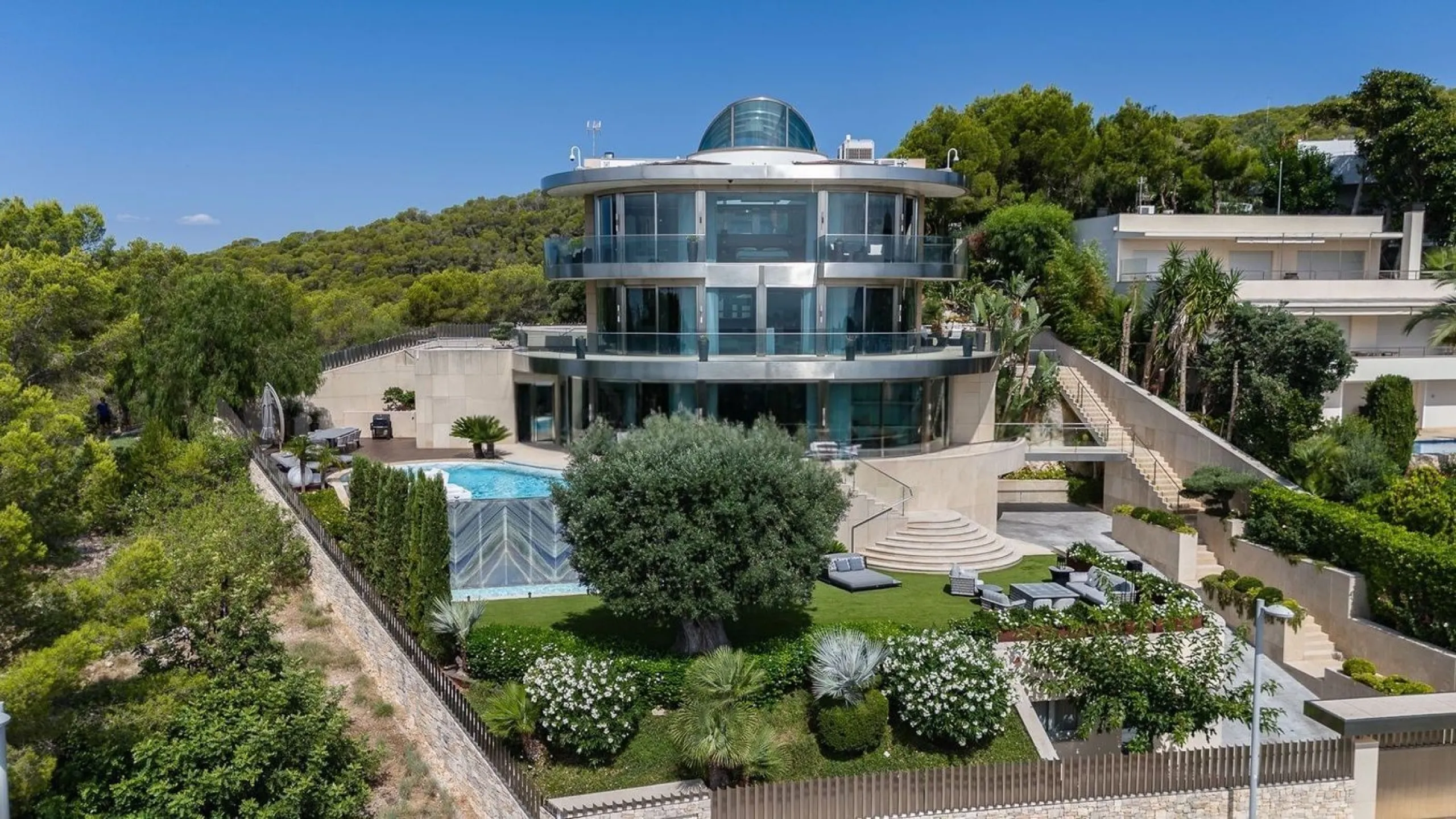 Luxury villa with sea and mountain views in Sitges