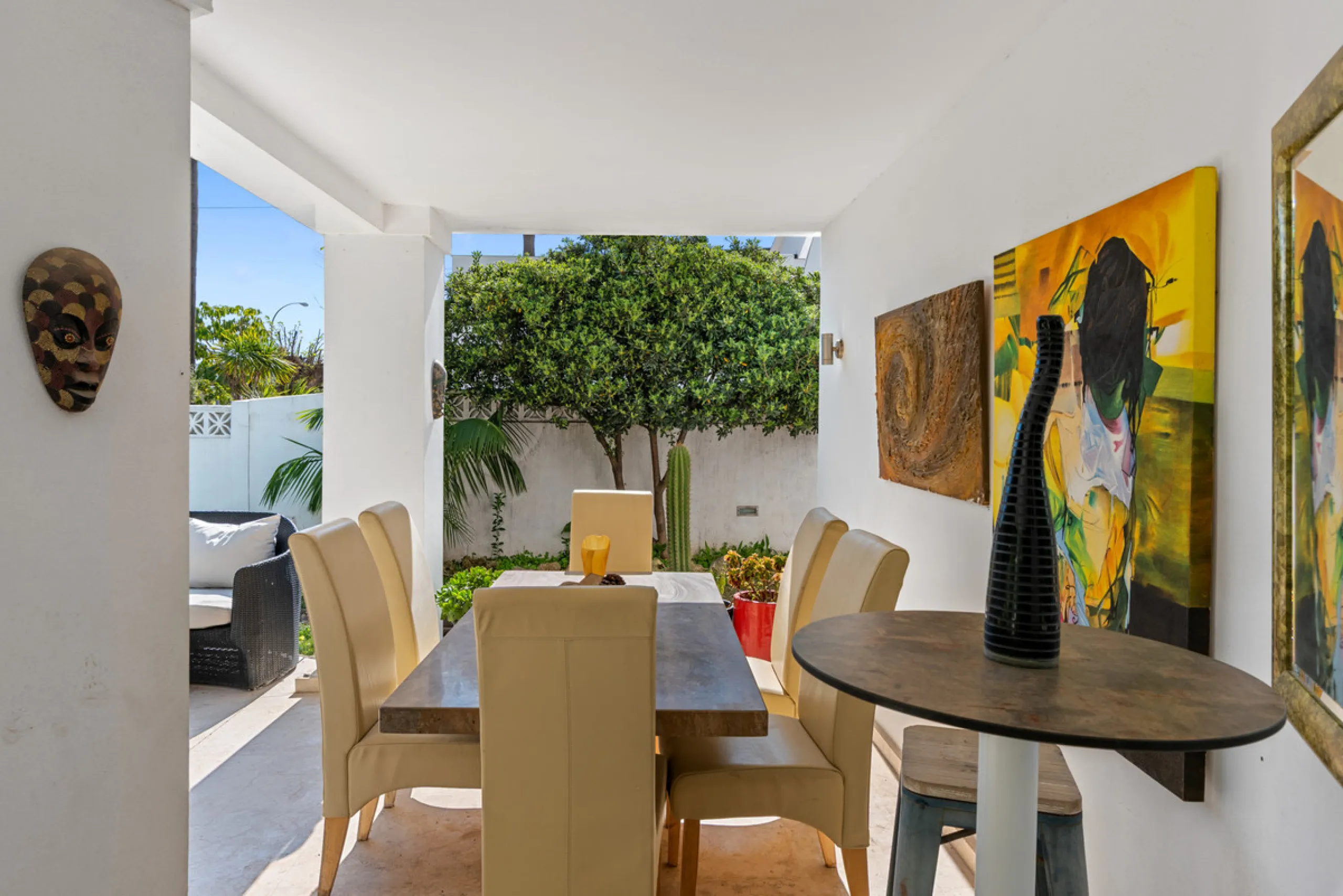 Detached beachside home in San Pedro, set opposite the woodland area and Roman ruins, and within easy walking distance of amenities, the beach, restaurants and the town centre.