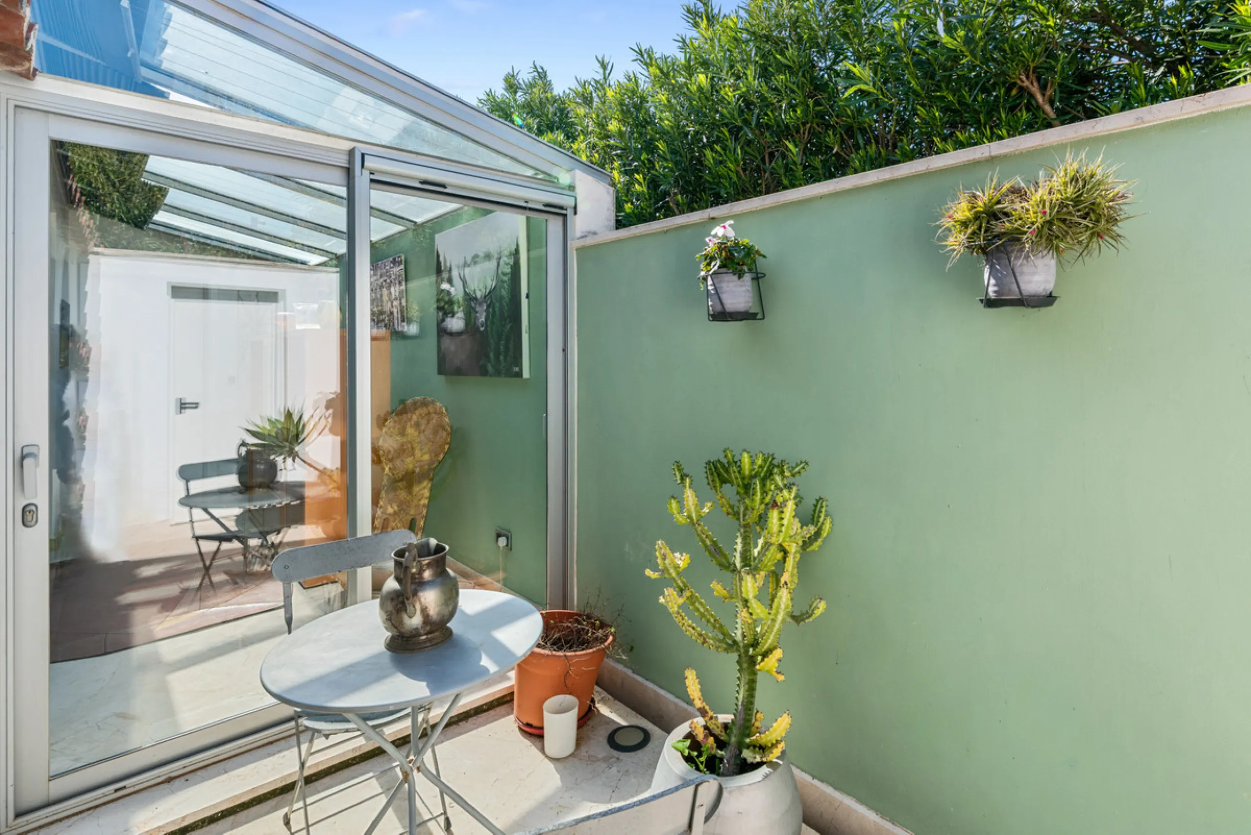 Detached beachside home in San Pedro, set opposite the woodland area and Roman ruins, and within easy walking distance of amenities, the beach, restaurants and the town centre.
