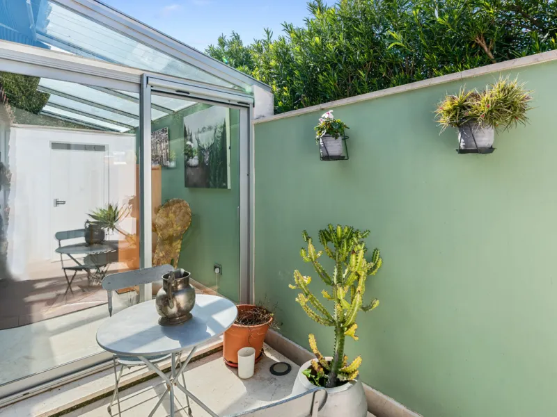 Detached beachside home in San Pedro, set opposite the woodland area and Roman ruins, and within easy walking distance of amenities, the beach, restaurants and the town centre.