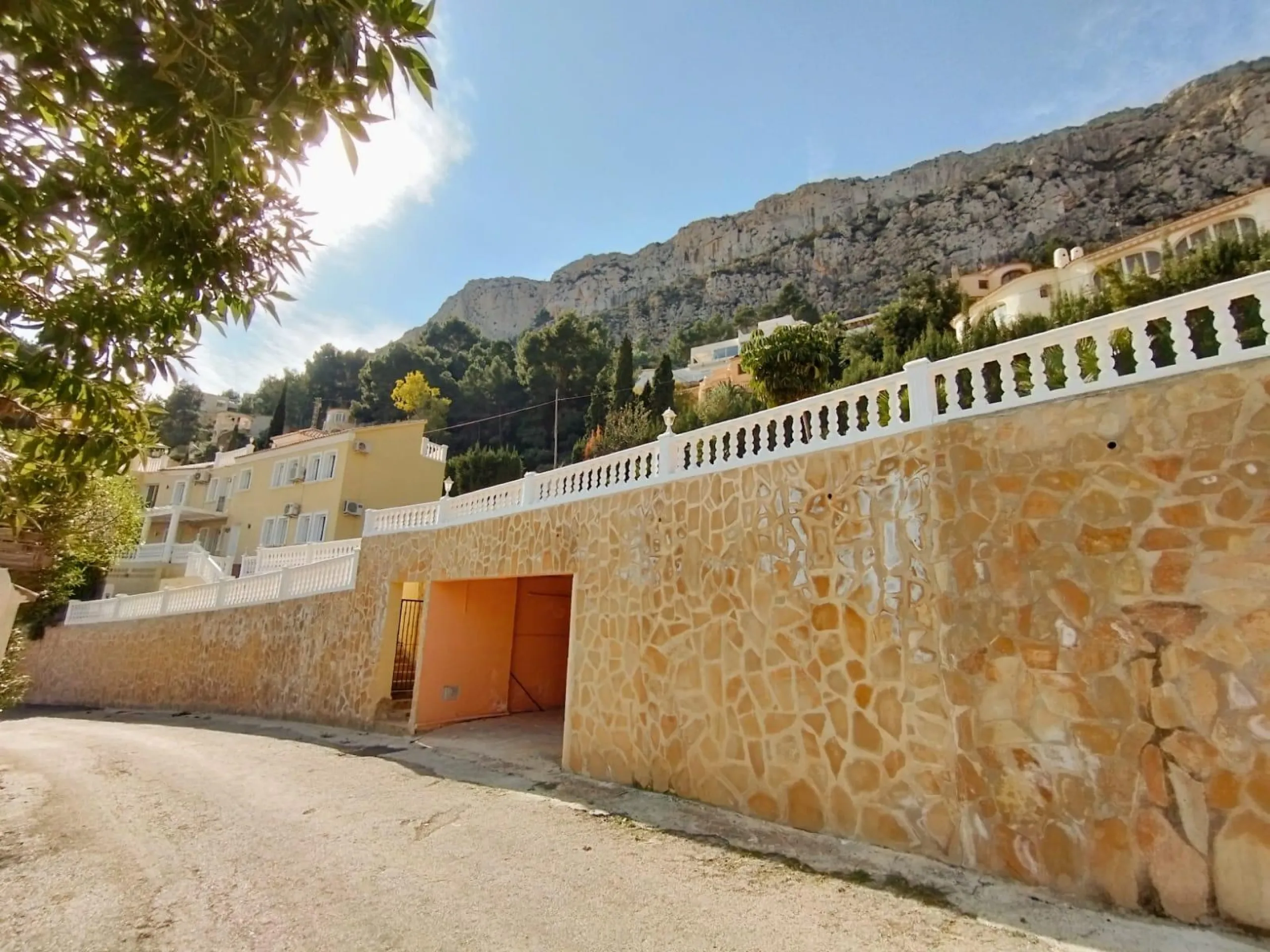 Exclusive villa in Calpe with panoramic views 🌅 and great investment opportunity 💼