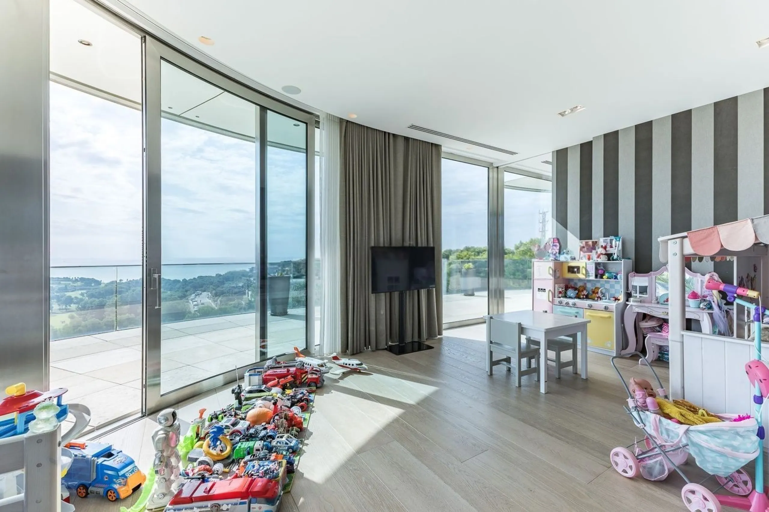 Luxury villa with sea and mountain views in Sitges