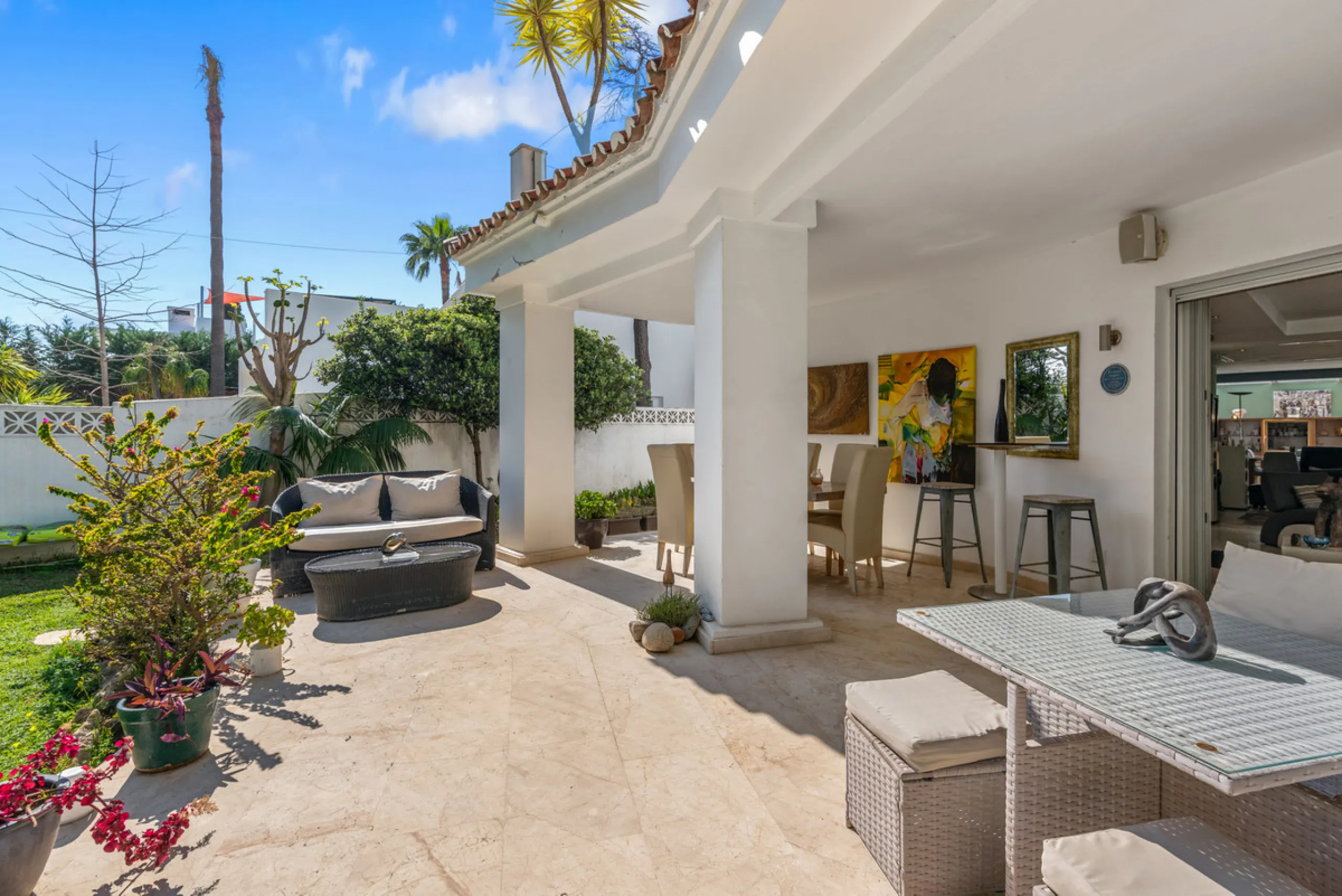 Detached beachside home in San Pedro, set opposite the woodland area and Roman ruins, and within easy walking distance of amenities, the beach, restaurants and the town centre.