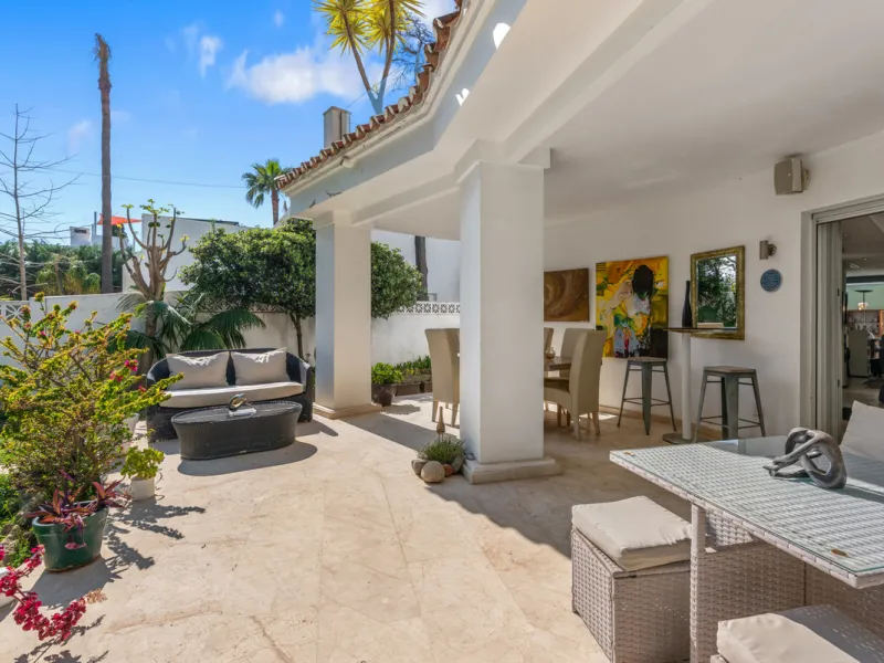 Detached beachside home in San Pedro, set opposite the woodland area and Roman ruins, and within easy walking distance of amenities, the beach, restaurants and the town centre.