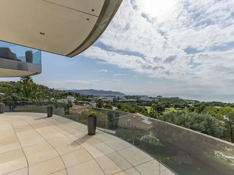 Luxury villa with sea and mountain views in Sitges