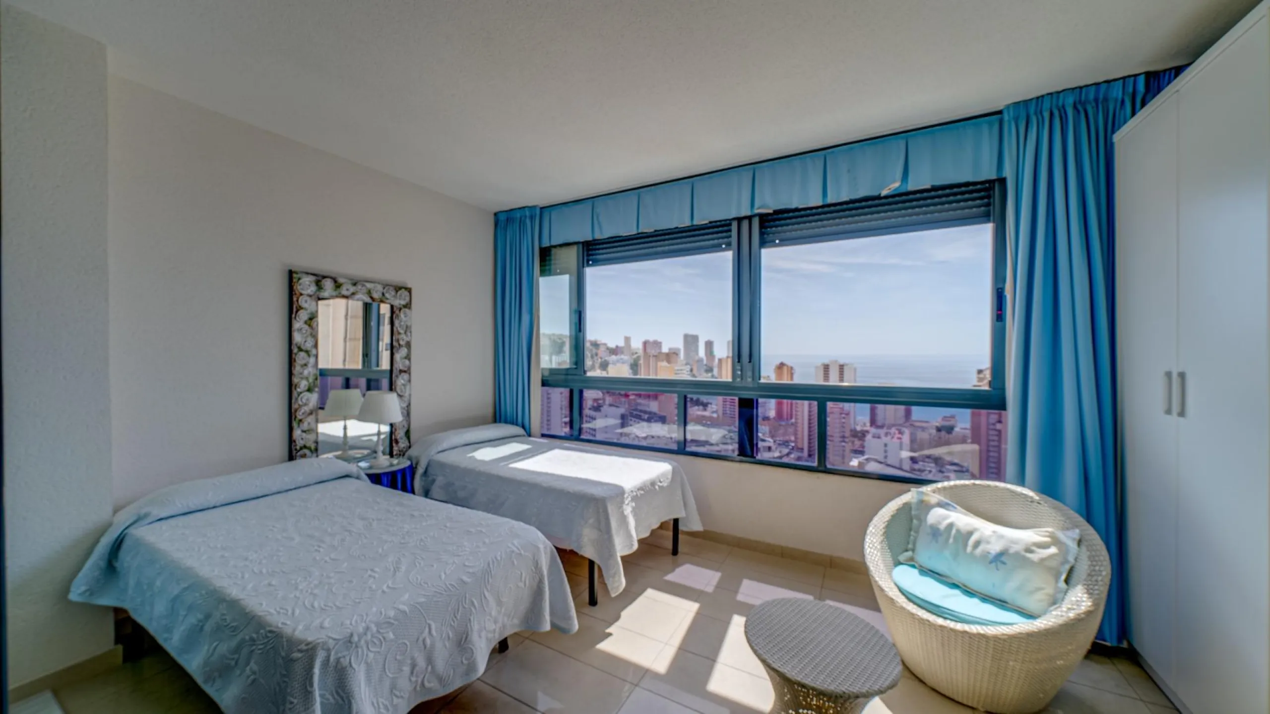 Bright apartment with amazing sea views