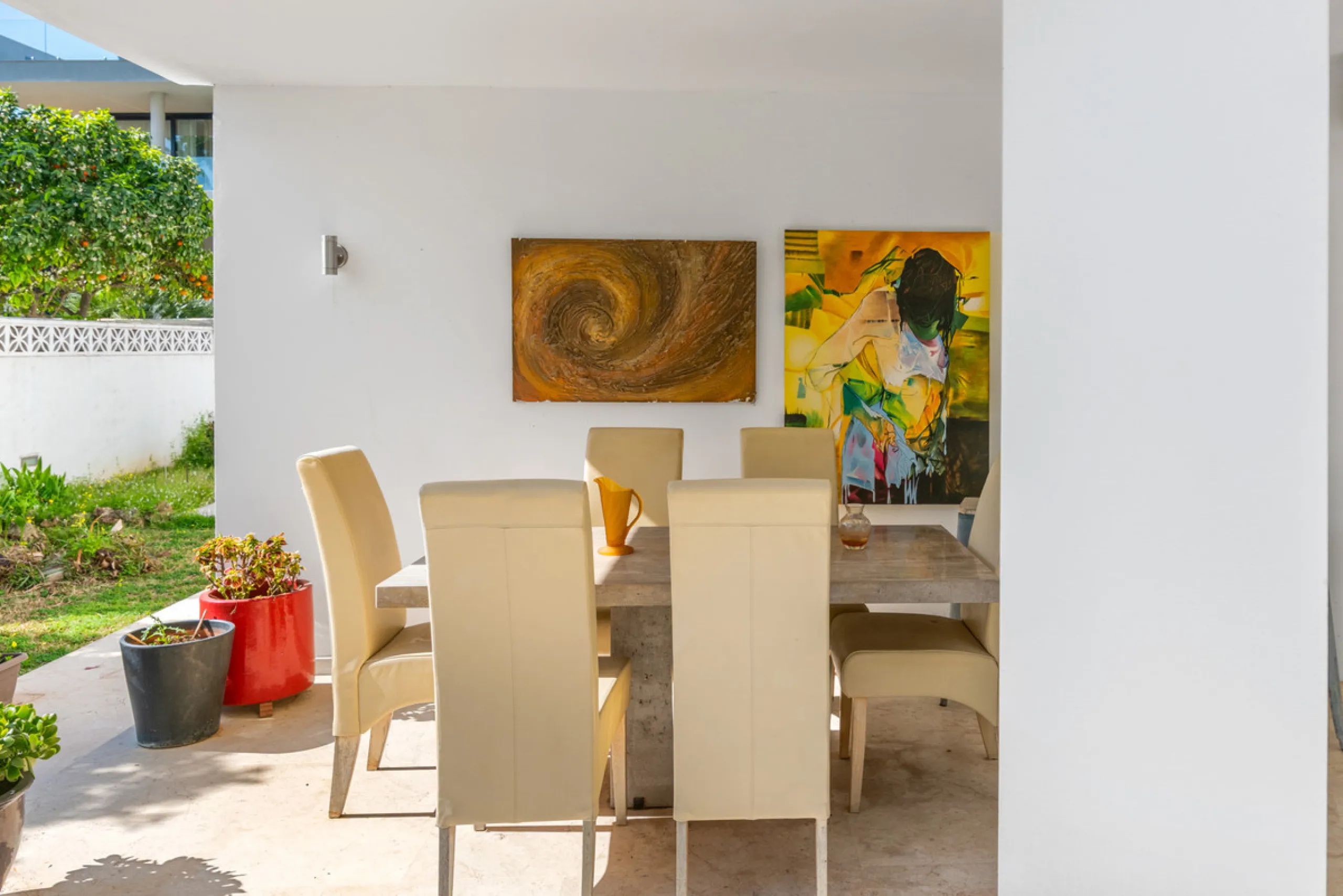 Detached beachside home in San Pedro, set opposite the woodland area and Roman ruins, and within easy walking distance of amenities, the beach, restaurants and the town centre.