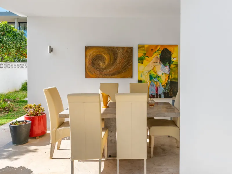Detached beachside home in San Pedro, set opposite the woodland area and Roman ruins, and within easy walking distance of amenities, the beach, restaurants and the town centre.