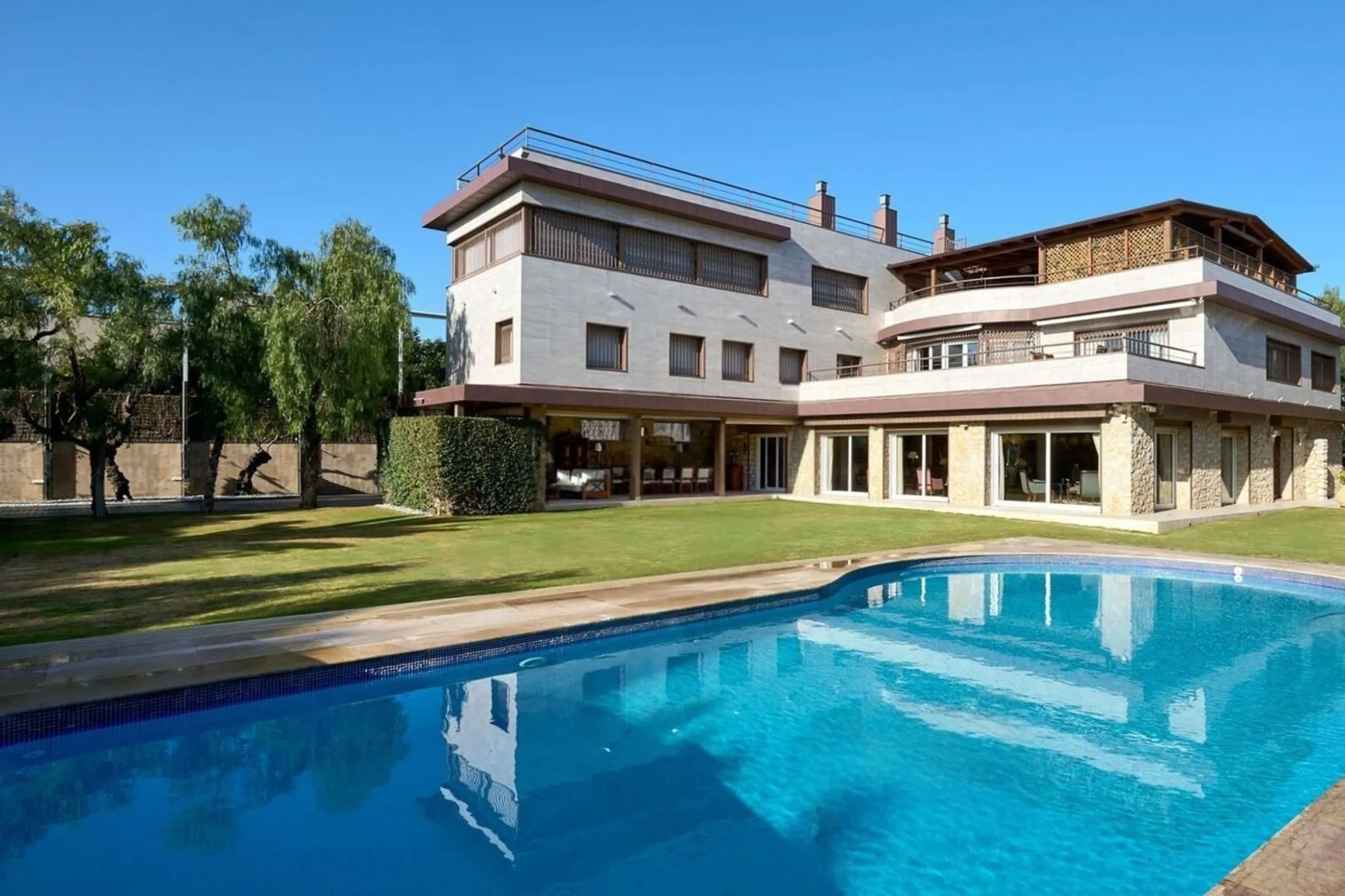 Spacious and elegant villa with pool in Terramar, Sitges