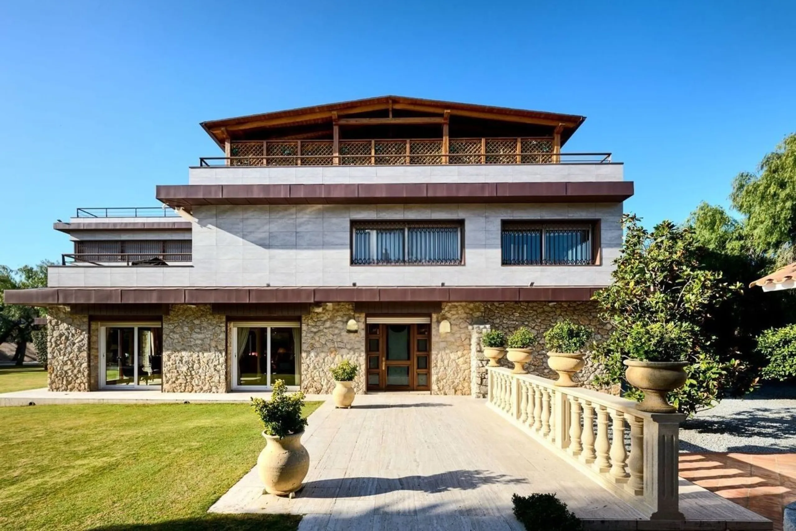 Spacious and elegant villa with pool in Terramar, Sitges