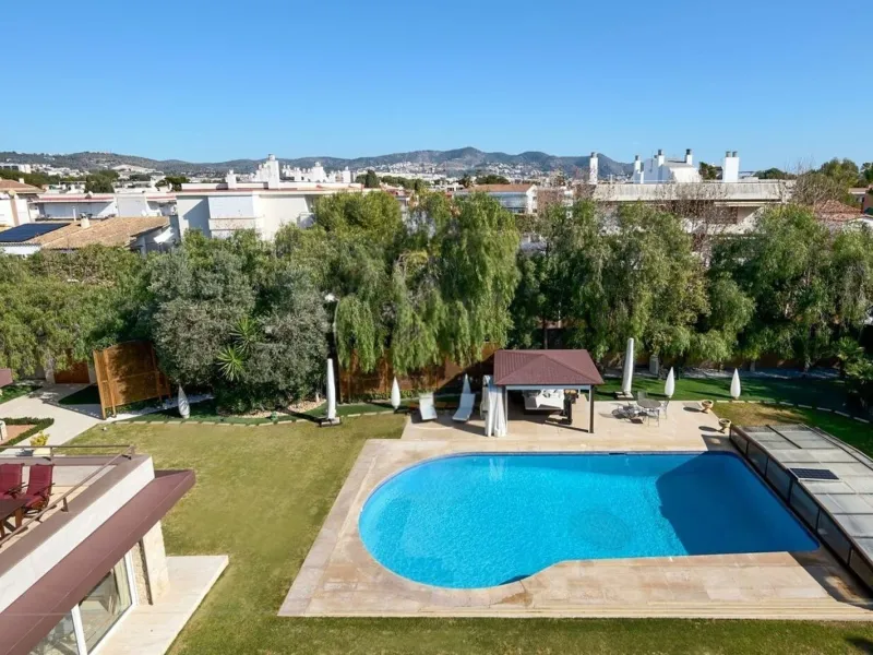 Spacious and elegant villa with pool in Terramar, Sitges