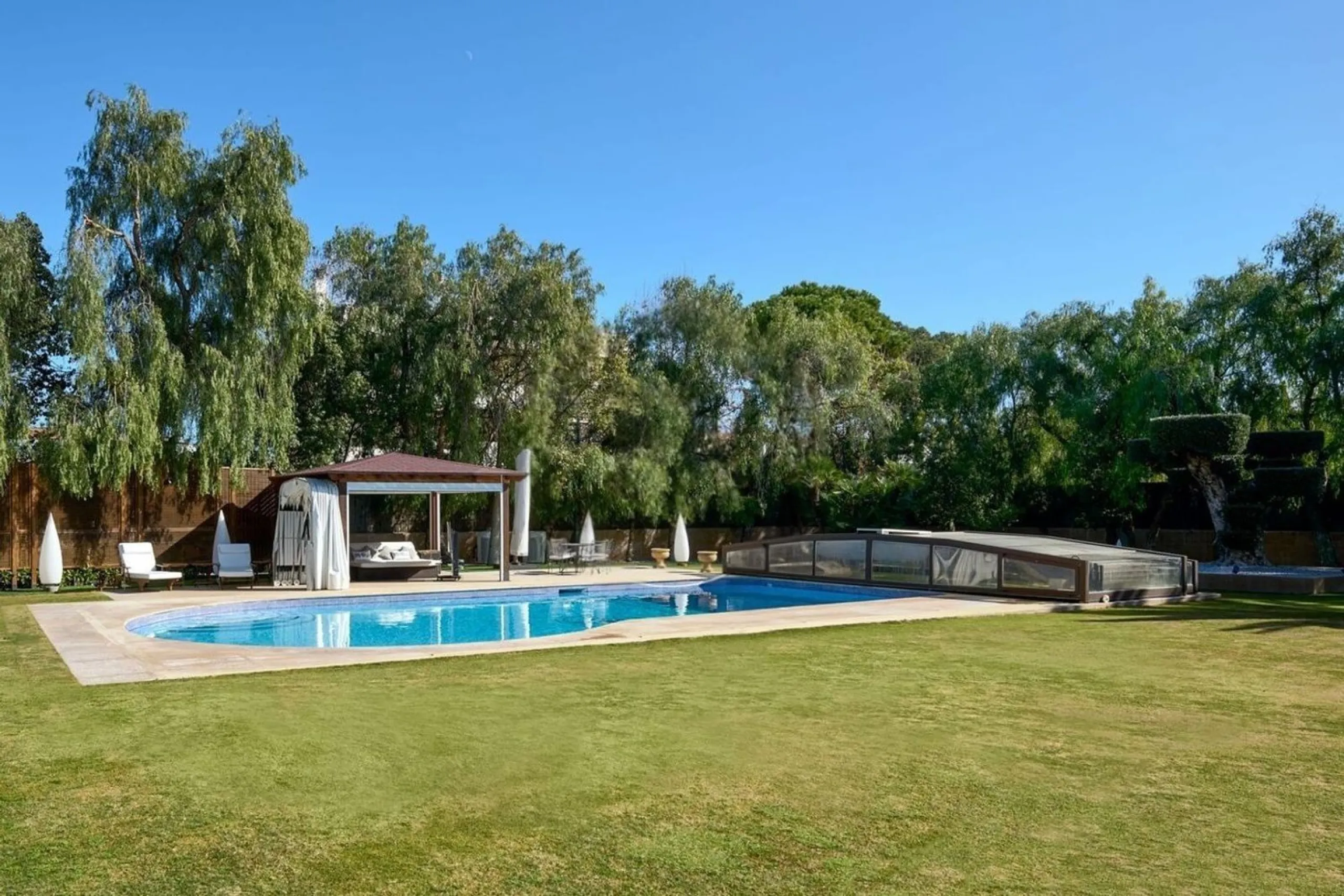 Spacious and elegant villa with pool in Terramar, Sitges