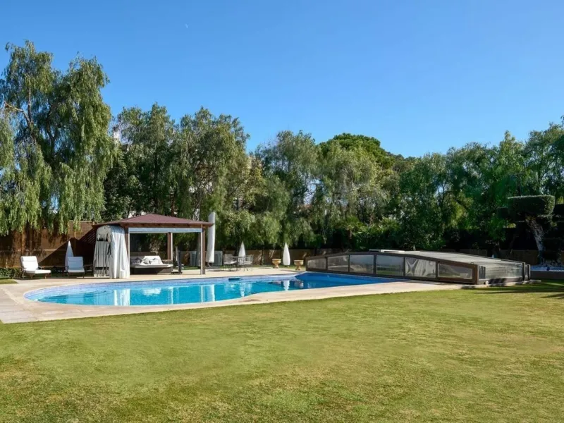 Spacious and elegant villa with pool in Terramar, Sitges