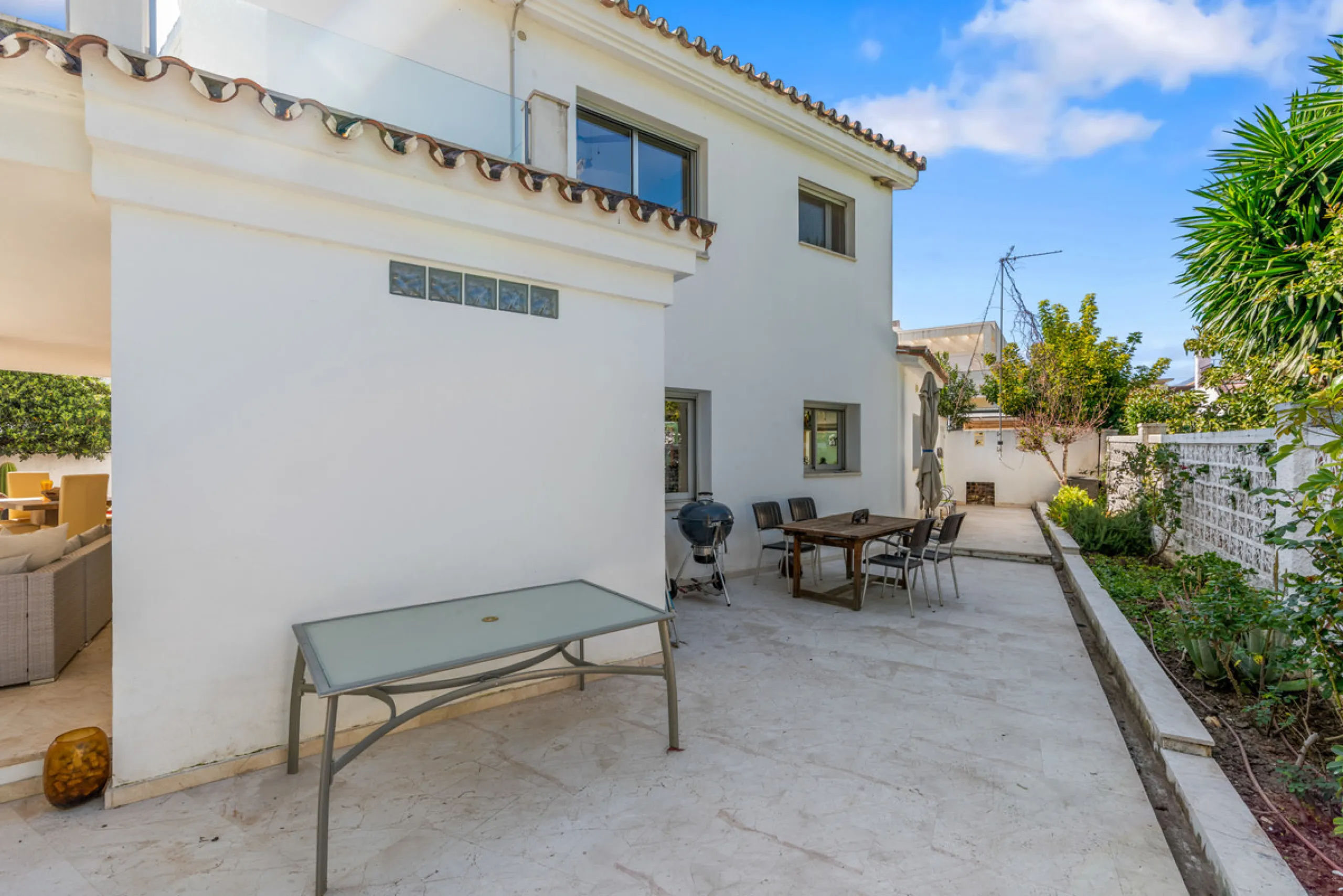 Detached beachside home in San Pedro, set opposite the woodland area and Roman ruins, and within easy walking distance of amenities, the beach, restaurants and the town centre.